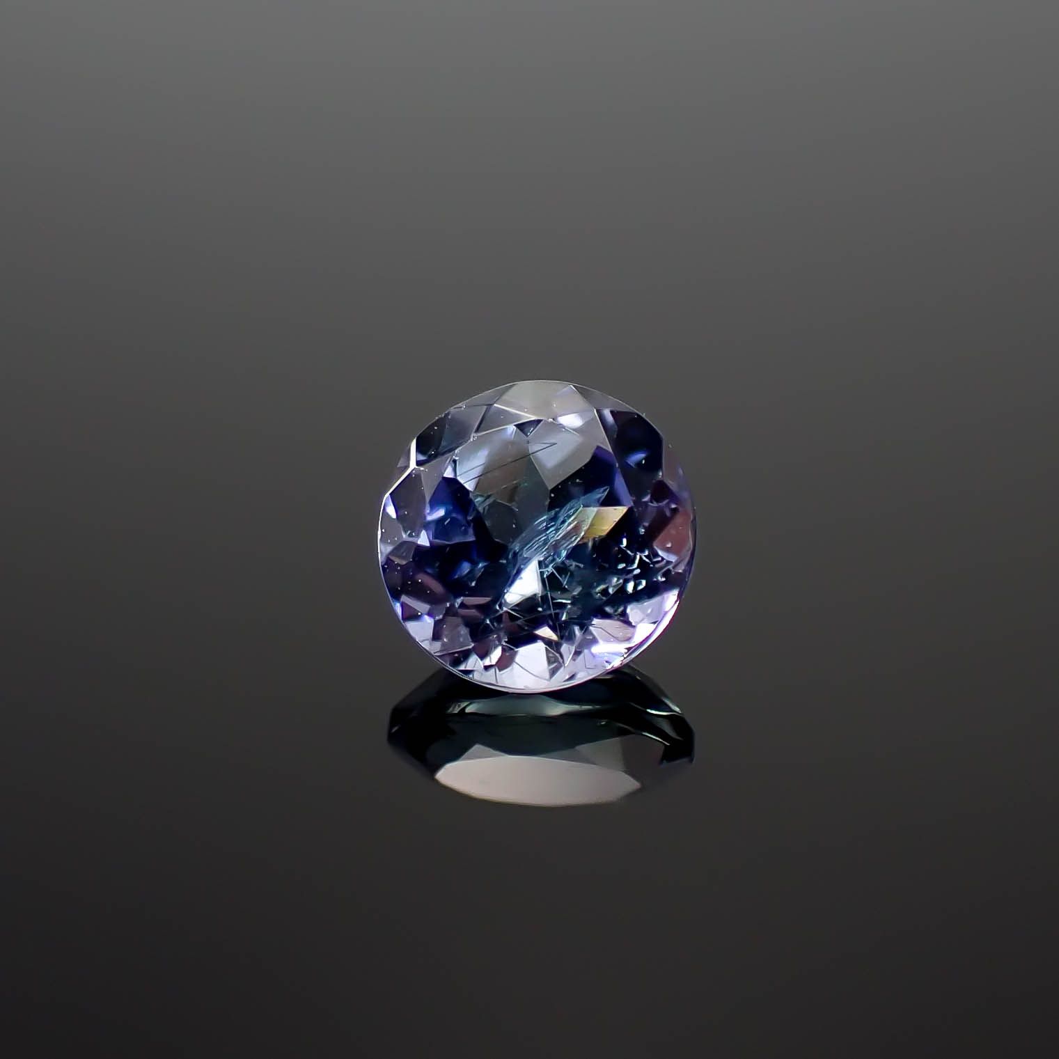バイカラータンザナイト(宝石名ゾイサイト)タンザニア産 0.58ct 識別済[240828608]5.1x5.1mm前後