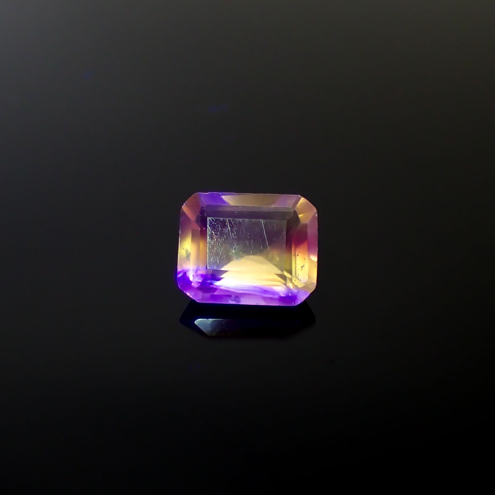 パーティカラーフローライト フルオレッセンス ブラジル産 3.46ct[240326909]9.8x7.9mm前後