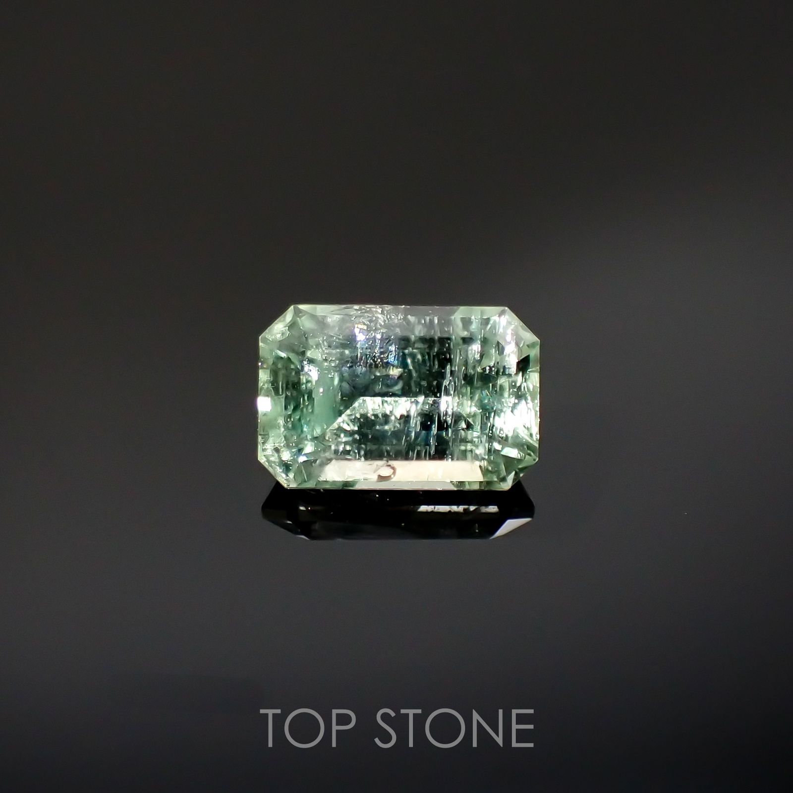 バナジウムコーネルピン(宝石名コーネルピン)タンザニア・タンガ州産 0.91ct 識別済[220115621]6.7x4.4mm前後