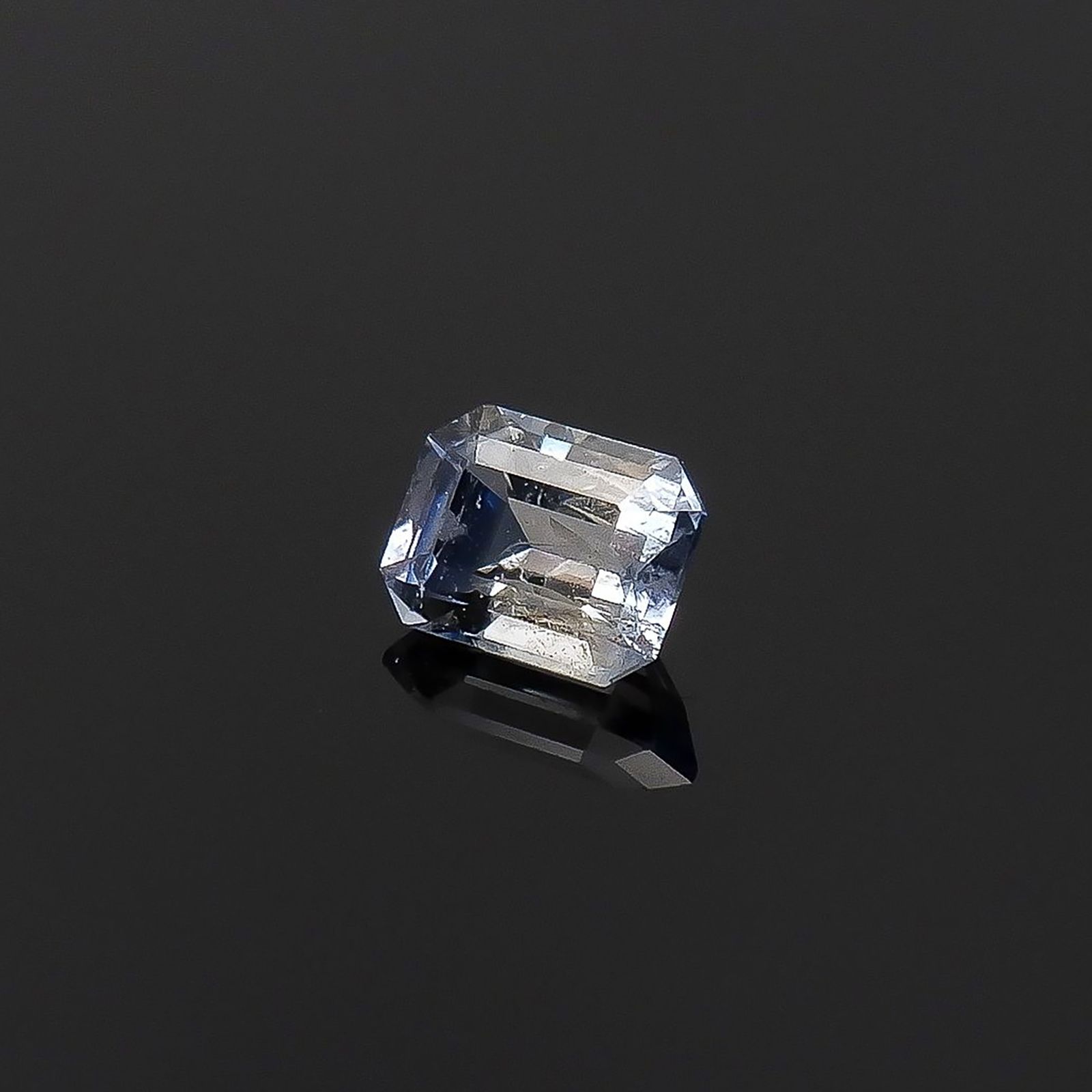 ジェレメジェバイト(宝石名エレメジェバイト)ナミビア産 ソ付(彩珠) 0.250ct / 4x3.1mm前後 [220817283]