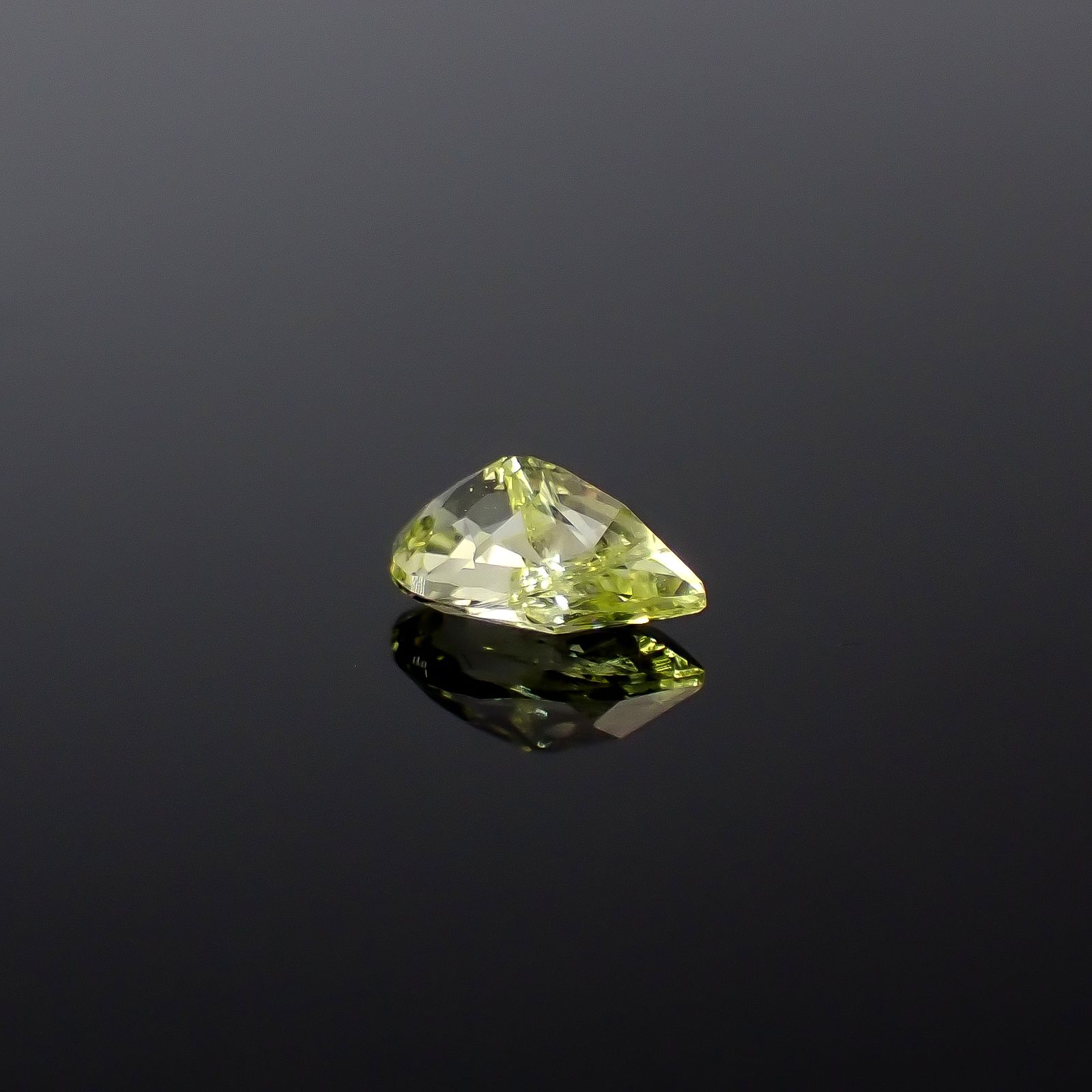 イエローゾイサイト(宝石名イエロー・ゾイサイト)タンザニア産 ソ付(彩珠) 0.371ct / 5.6x3.6mm前後 [251231471]