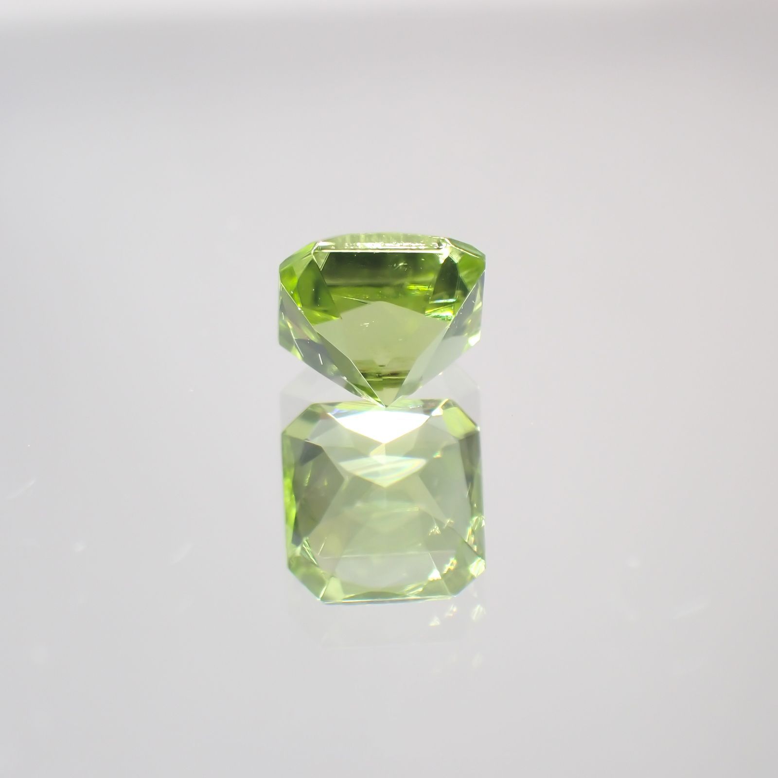 ◇アッシャーカット◇ペリドット(宝石名ペリドット) パキスタン産 0.75ct 識別済[211013490]5×5mm前後