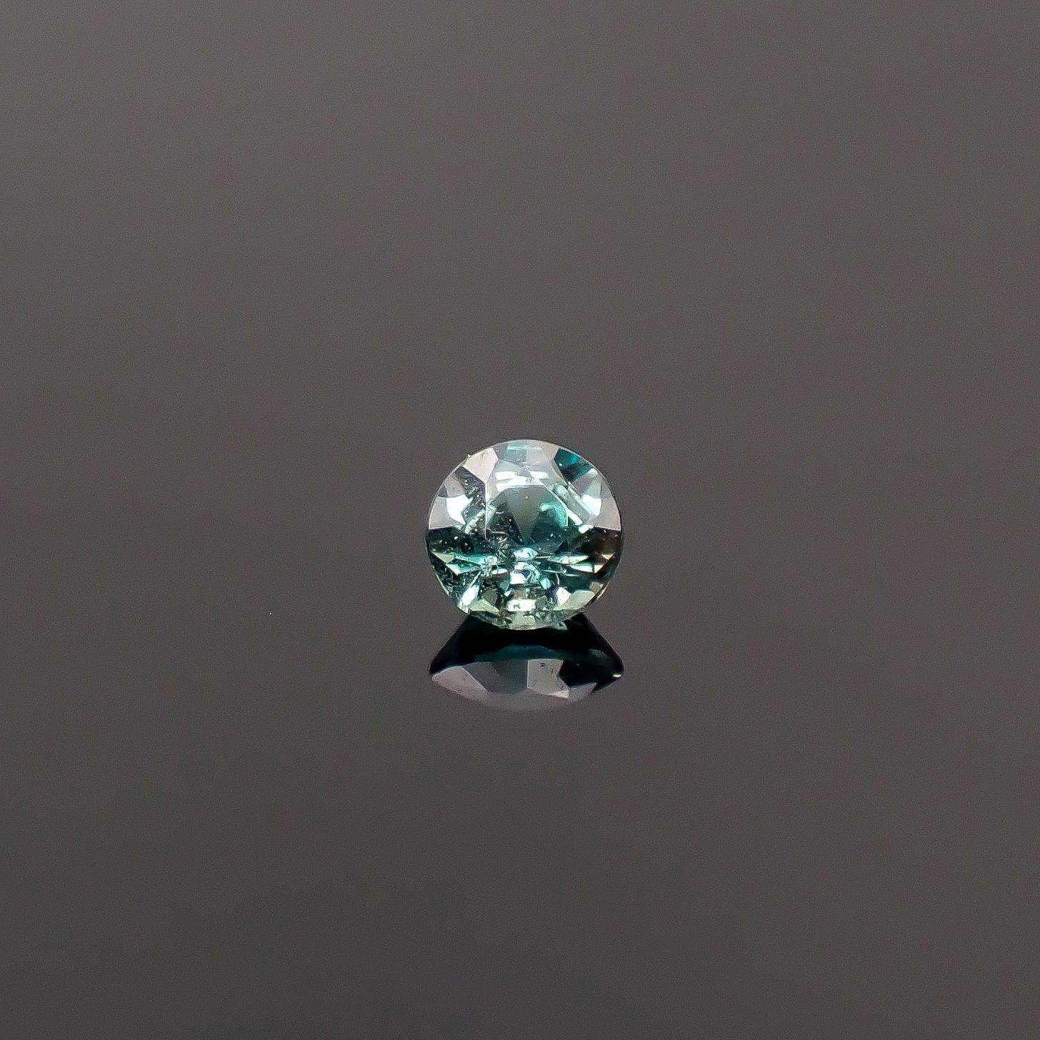 アレキサンドライト ブラジル産 EmeraldMains社製 0.061ct / 2.3x2.3mm前後 [260131573]