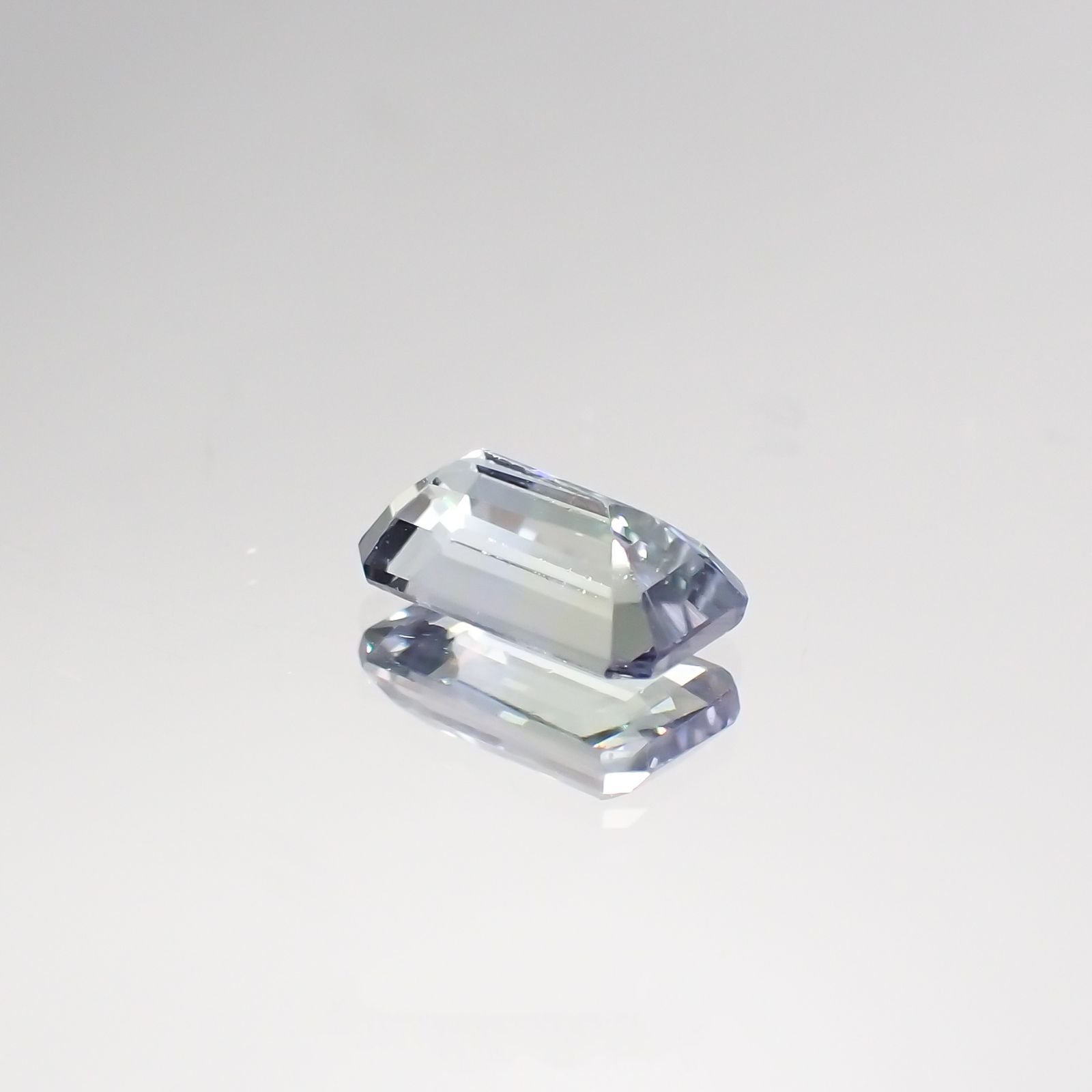 パーティカラータンザナイト(宝石名パーティカラード・ゾイサイト) タンザニア産 0.600ct ソ付(彩珠)[210711578]6.4×3.6mm前後