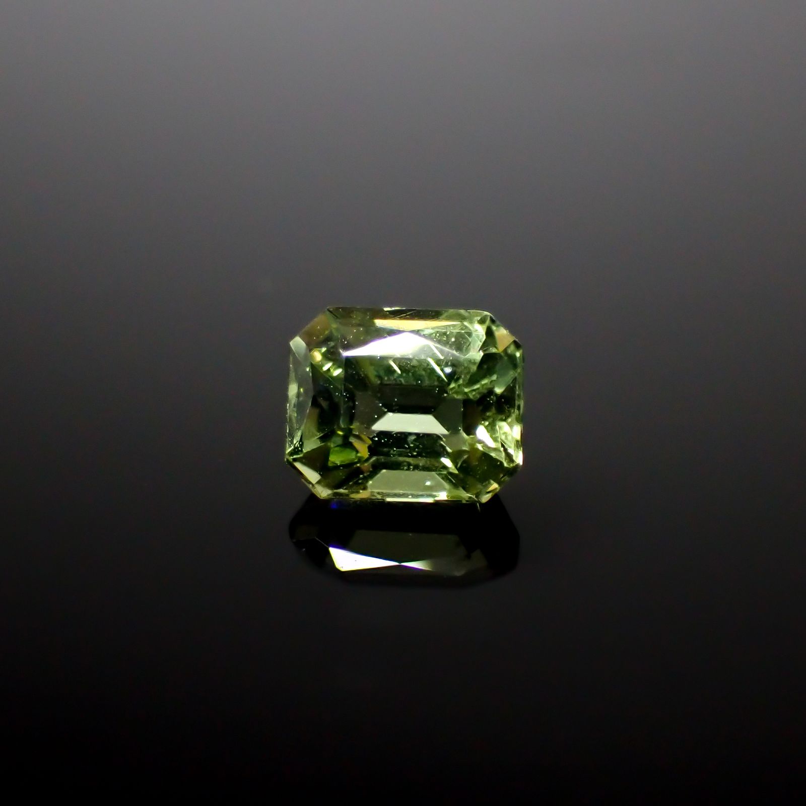 グリーンアパタイト マダガスカル産 0.75ct [241129483]5.6x4.5mm前後