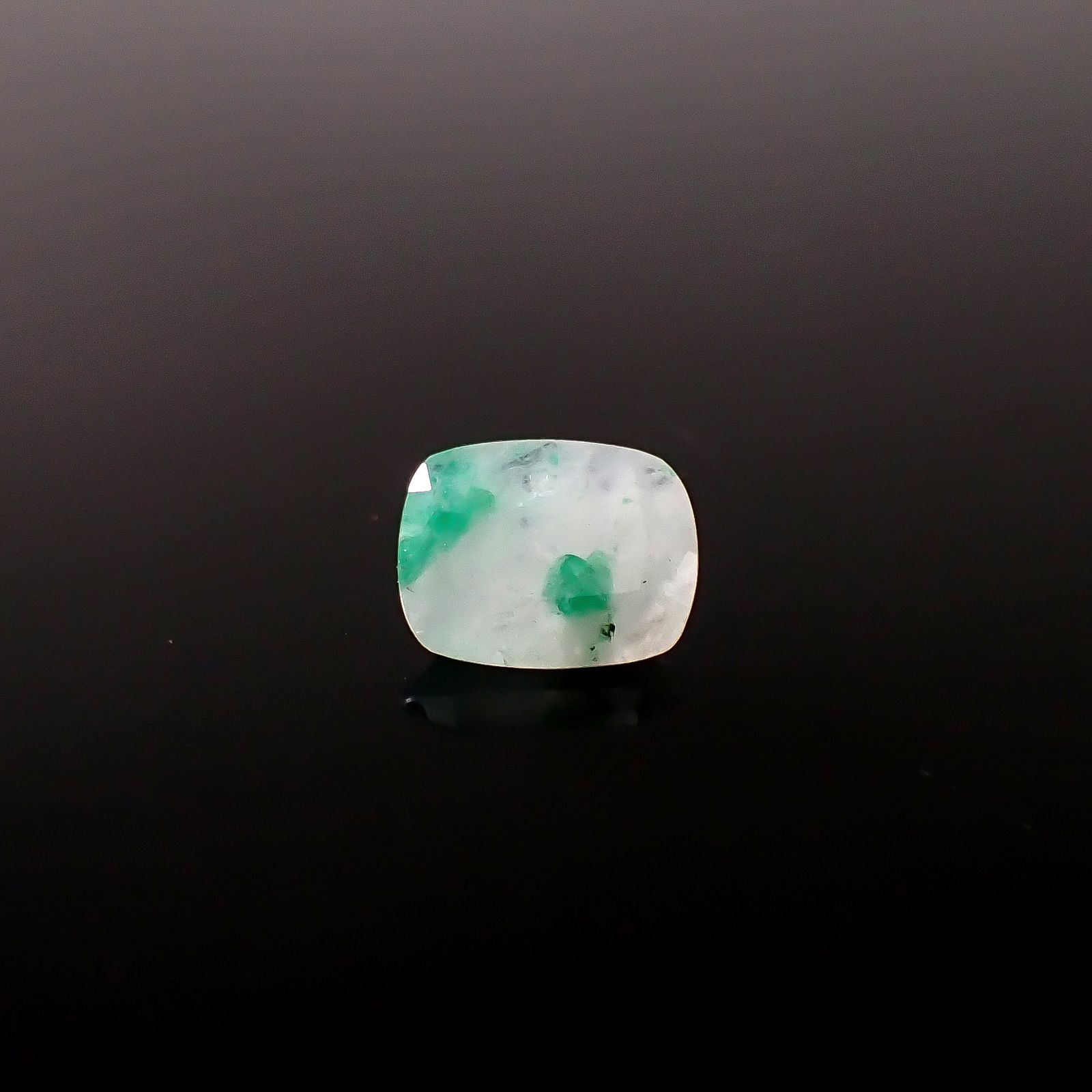 エメラルドインクォーツ パキスタン産 2.09ct / 9.5x7.8mm前後 [260231656]