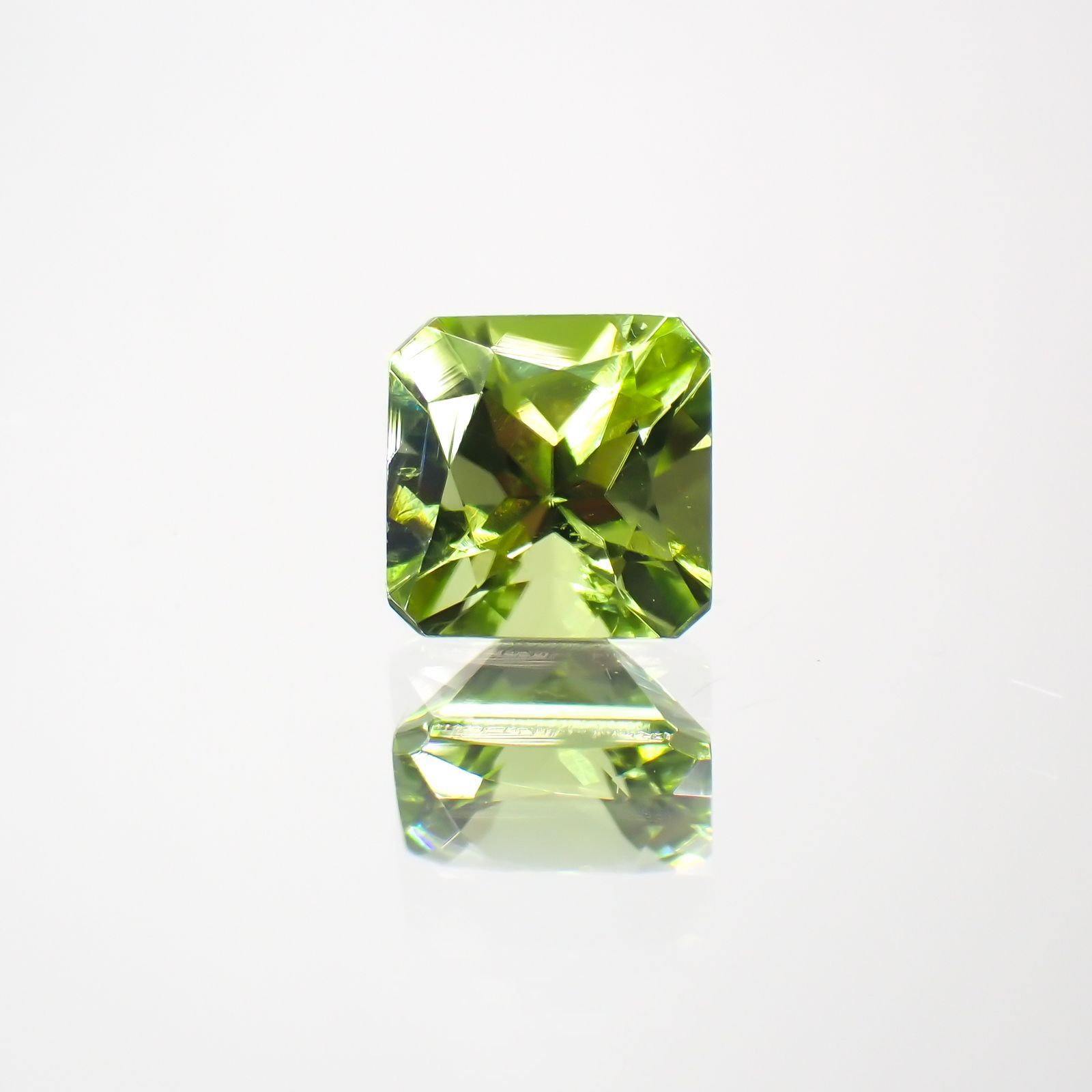 ◇アッシャーカット◇ペリドット(宝石名ペリドット) パキスタン産 0.81ct 識別済[211013486]5.1×5.1mm前後