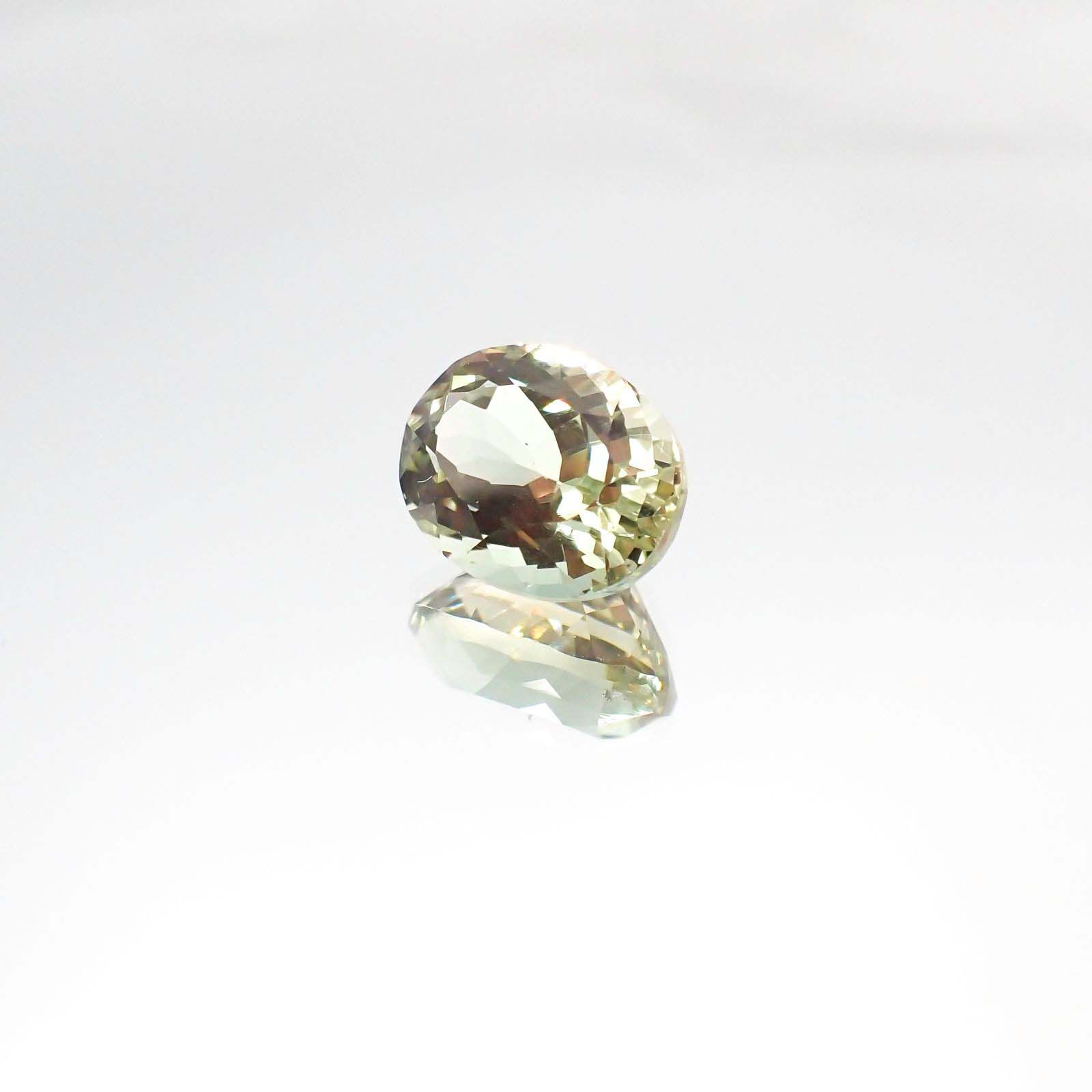 オレゴンサンストーン(宝石名グリーン・ラブラドライト)アメリカ・オレゴン州産 3.009ct ソ付(彩珠)[230722706]10x8mm前後