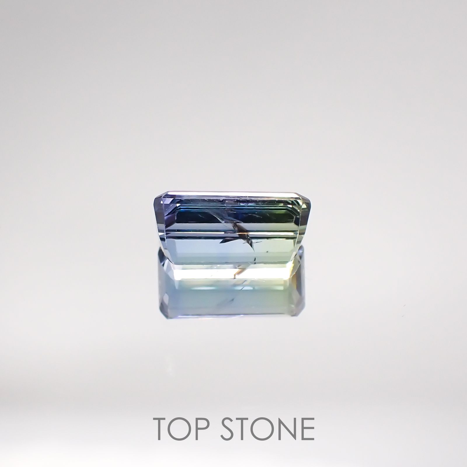 パーティカラータンザナイト(宝石名パーティカラード・ゾイサイト) タンザニア産 2.497ct ソ付(彩珠)[210711660]10.1×5.5mm前後
