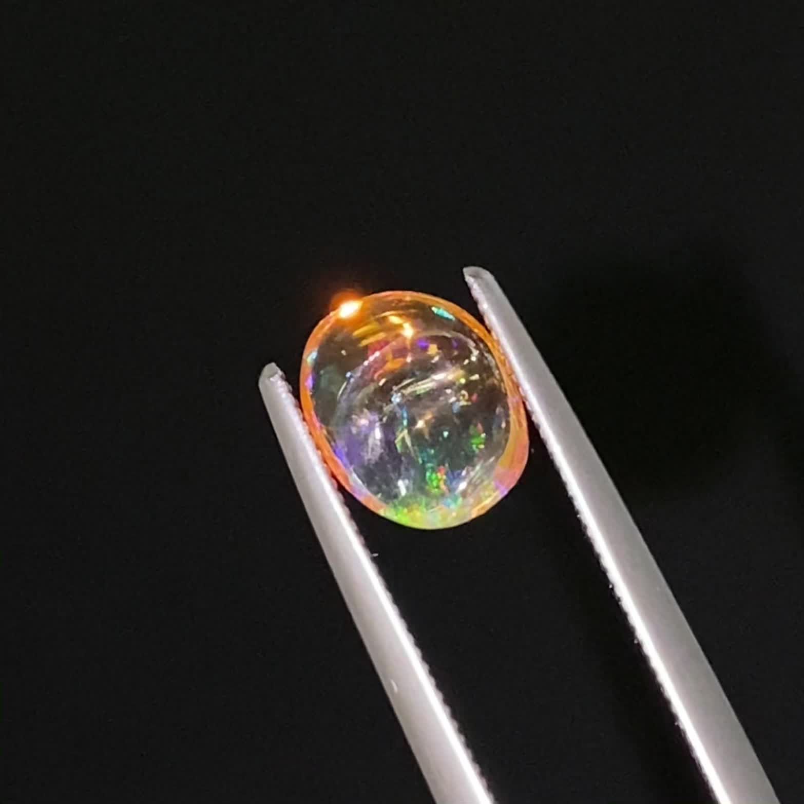 ファイヤーオパール 原石 メキシコ産 0.77ct / 7.9x6.5mm前後