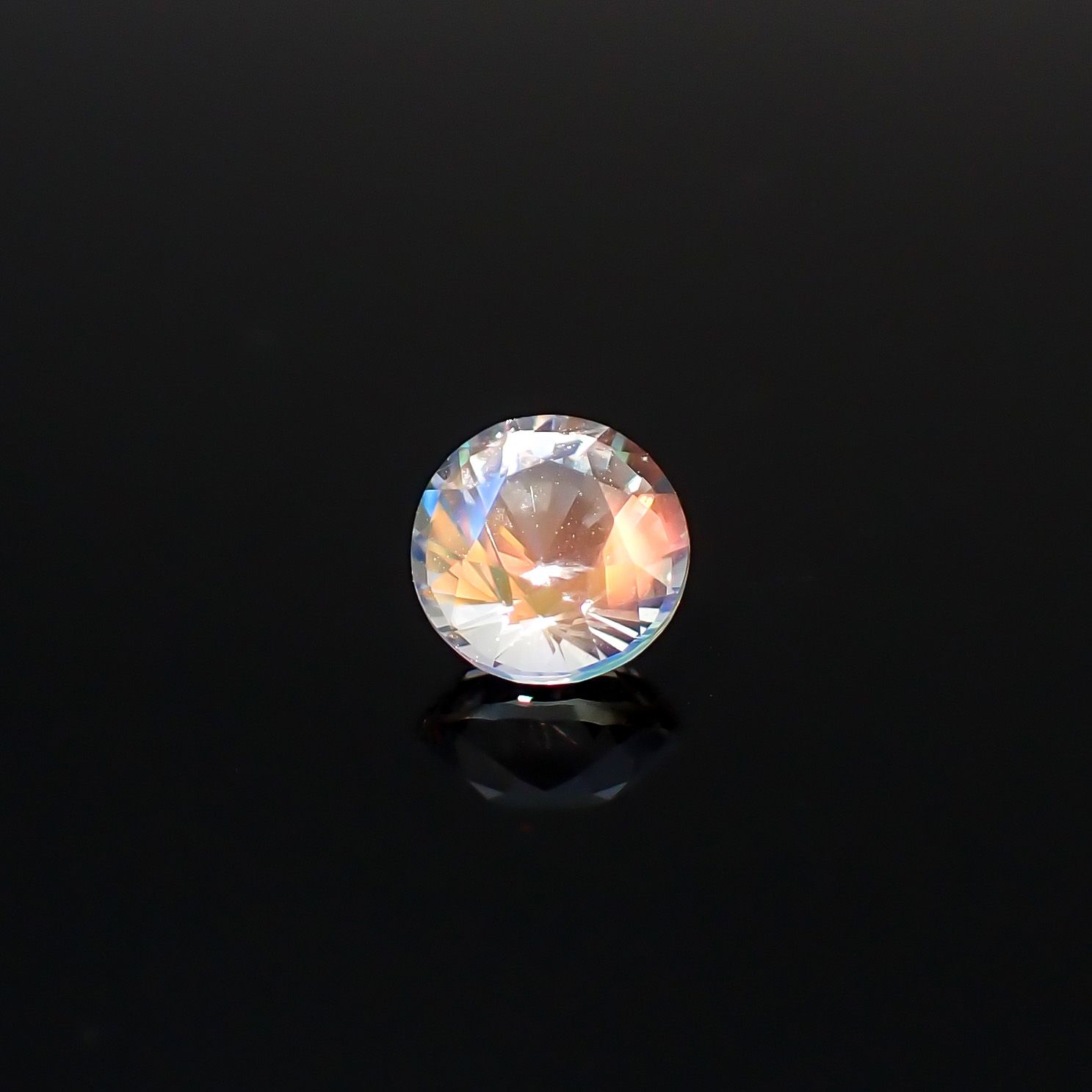 レインボームーンストーン マダガスカル産 0.85ct / 6.1x6.1mm前後 [260632388]