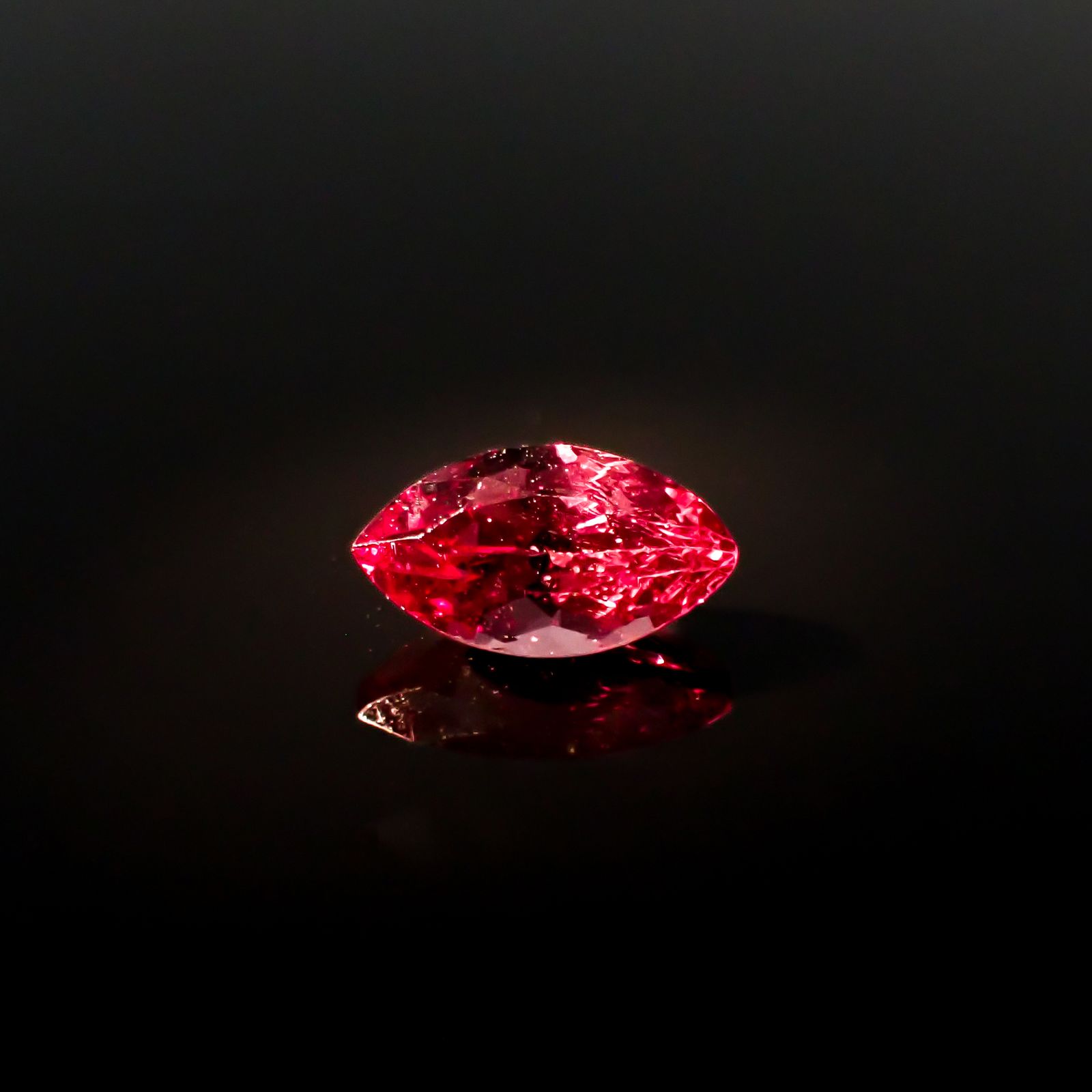 カラーシフト マラヤガーネット(宝石名ガーネット) タンザニア産 1.31ct 識別済[210711875]8.9×4.9mm前後
