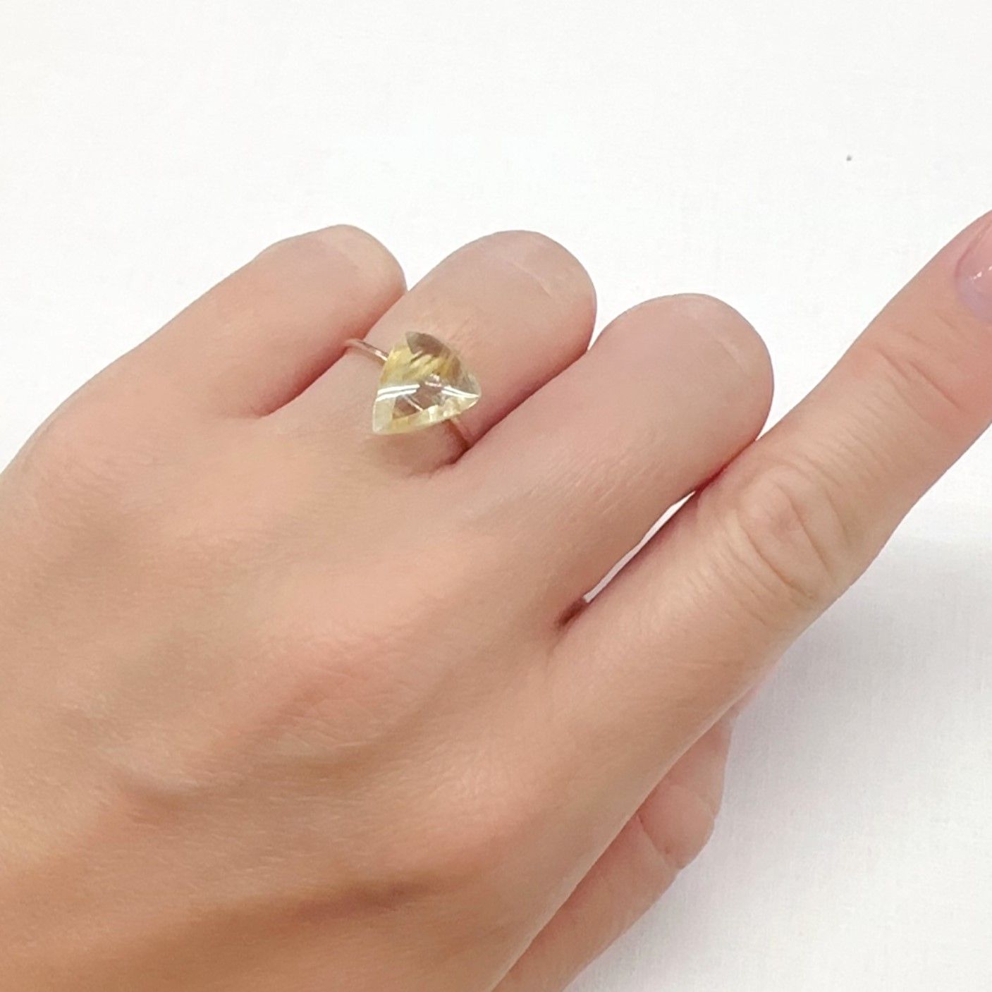 タイチンルチルクオーツ ブラジル産 2.43ct[240427316]11.5x9.6mm前後