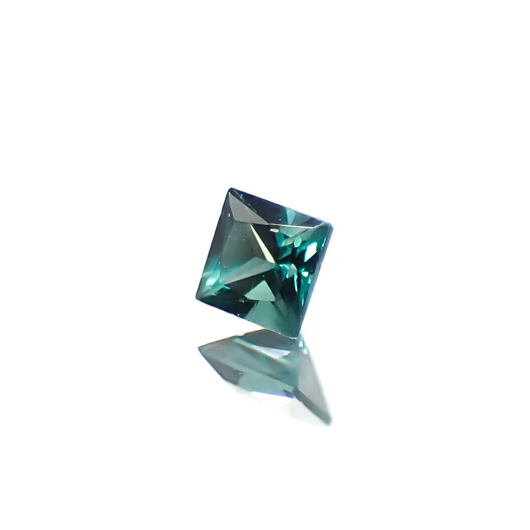 ◇プリンセスカット◇ベキリーブルーガーネット（カラーチェンジガーネット アレキタイプ） マダガスカル・ベキリー産 0.063ct [241229622]2.1x2.1mm前後