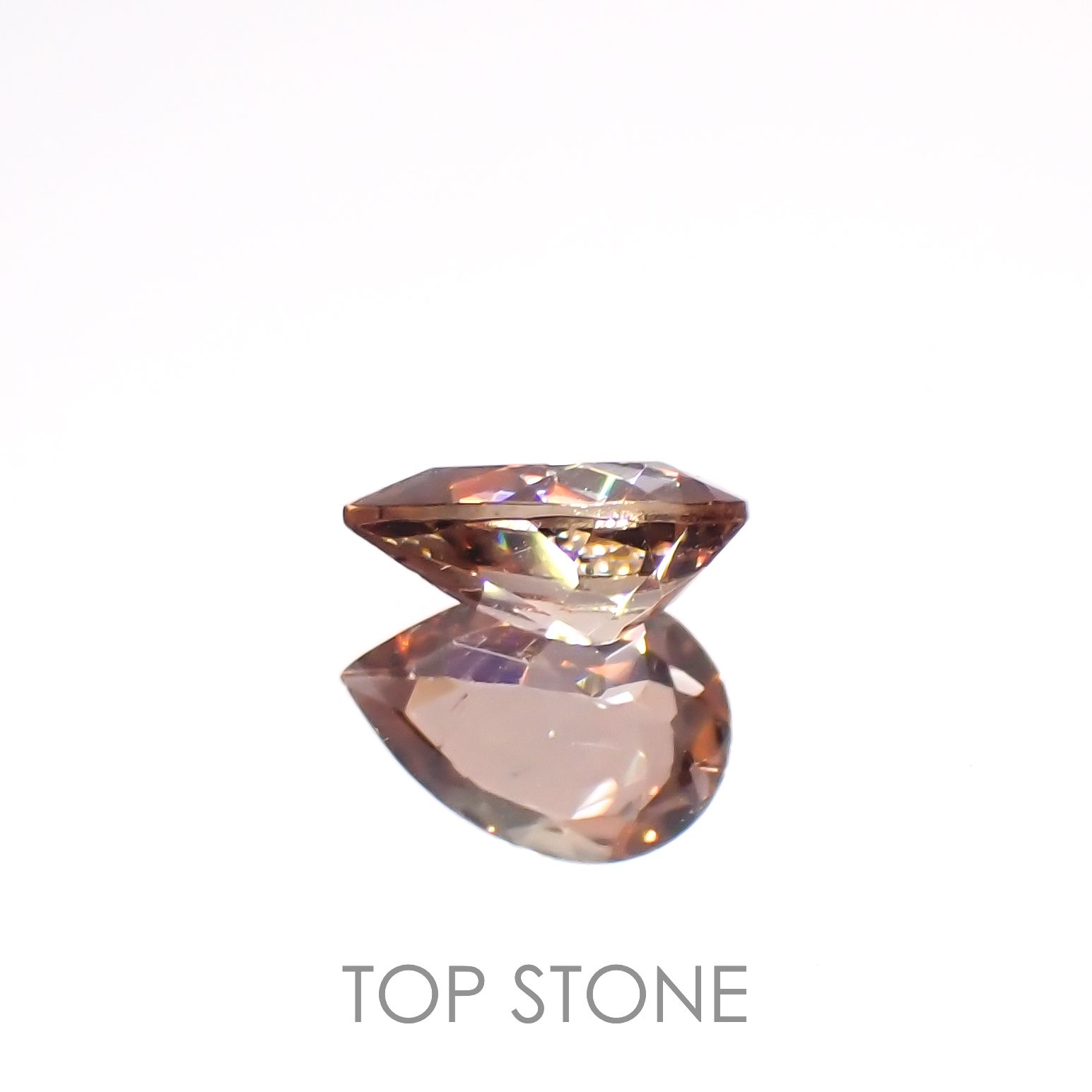バイカラーアンダリュサイト(宝石名アンダリュサイト)スリランカ/マダガスカル産 0.64ct 識別済[230320835]7.1x4.9mm前後