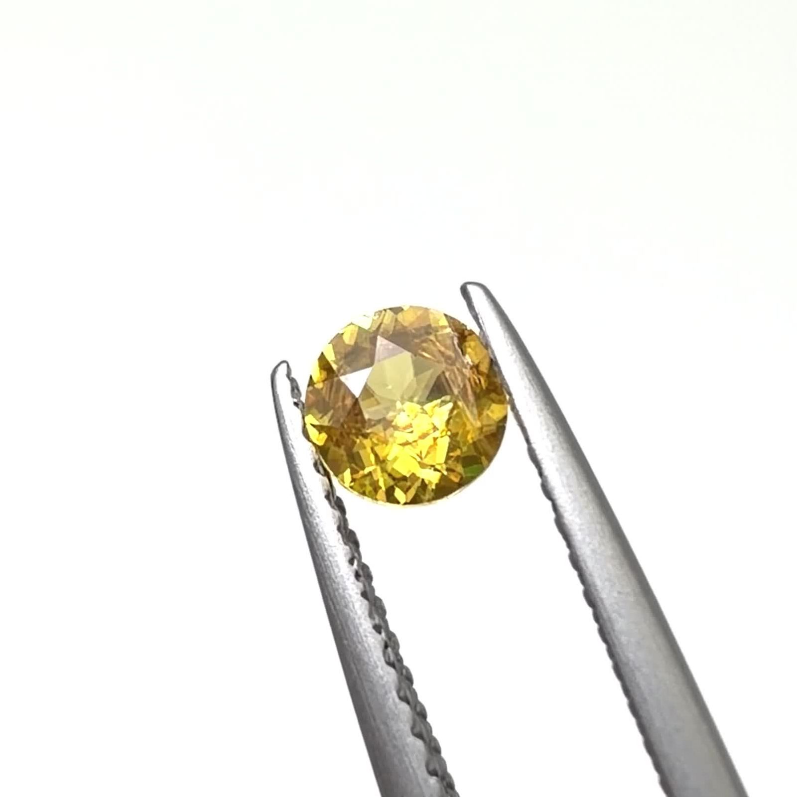 ゴールデンスフェーン マダガスカル産 0.42ct / 4.8x4.7mm前後