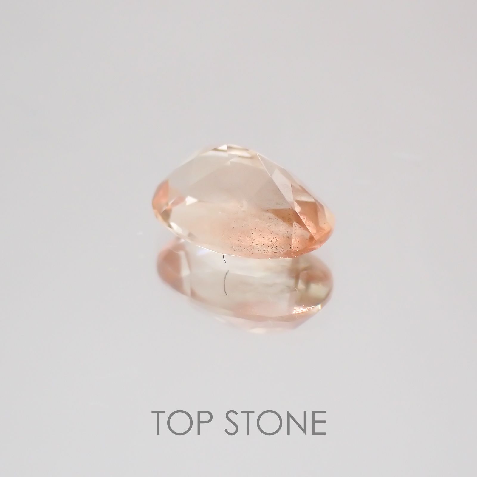 オレゴンサンストーン(宝石名ラブラドライト) アメリカ・オレゴン州産 0.69ct 識別済[21058946]6.8×4.9mm前後