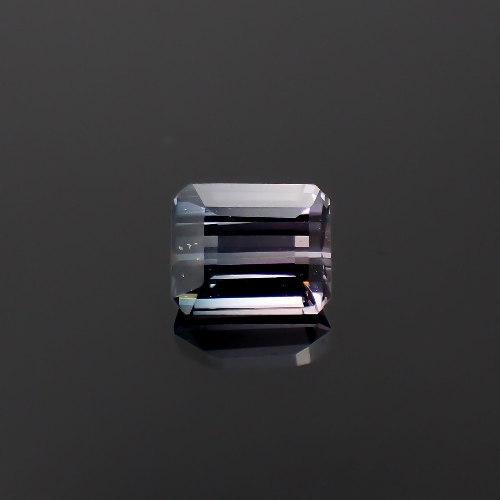 バイカラースピネル フルオレッセンス(宝石名バイカラー・スピネル)タンザニア/マダガスカル産 1.129ct ソ付(彩珠)[230622513]6.1x5mm前後