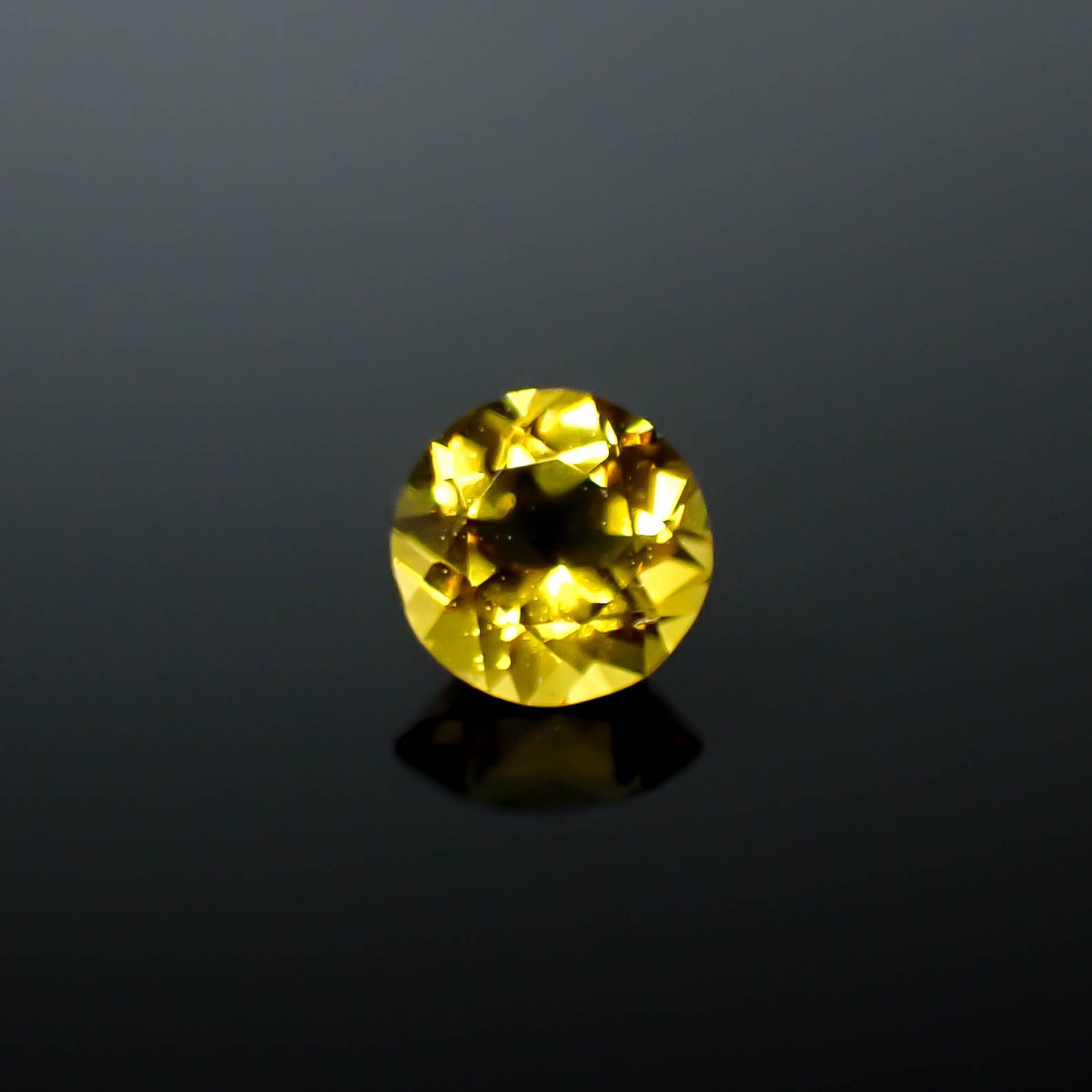 ゴールデンベリル(宝石名ベリル)ブラジル産 0.38ct 識別済[250530353]4.9x4.9mm前後