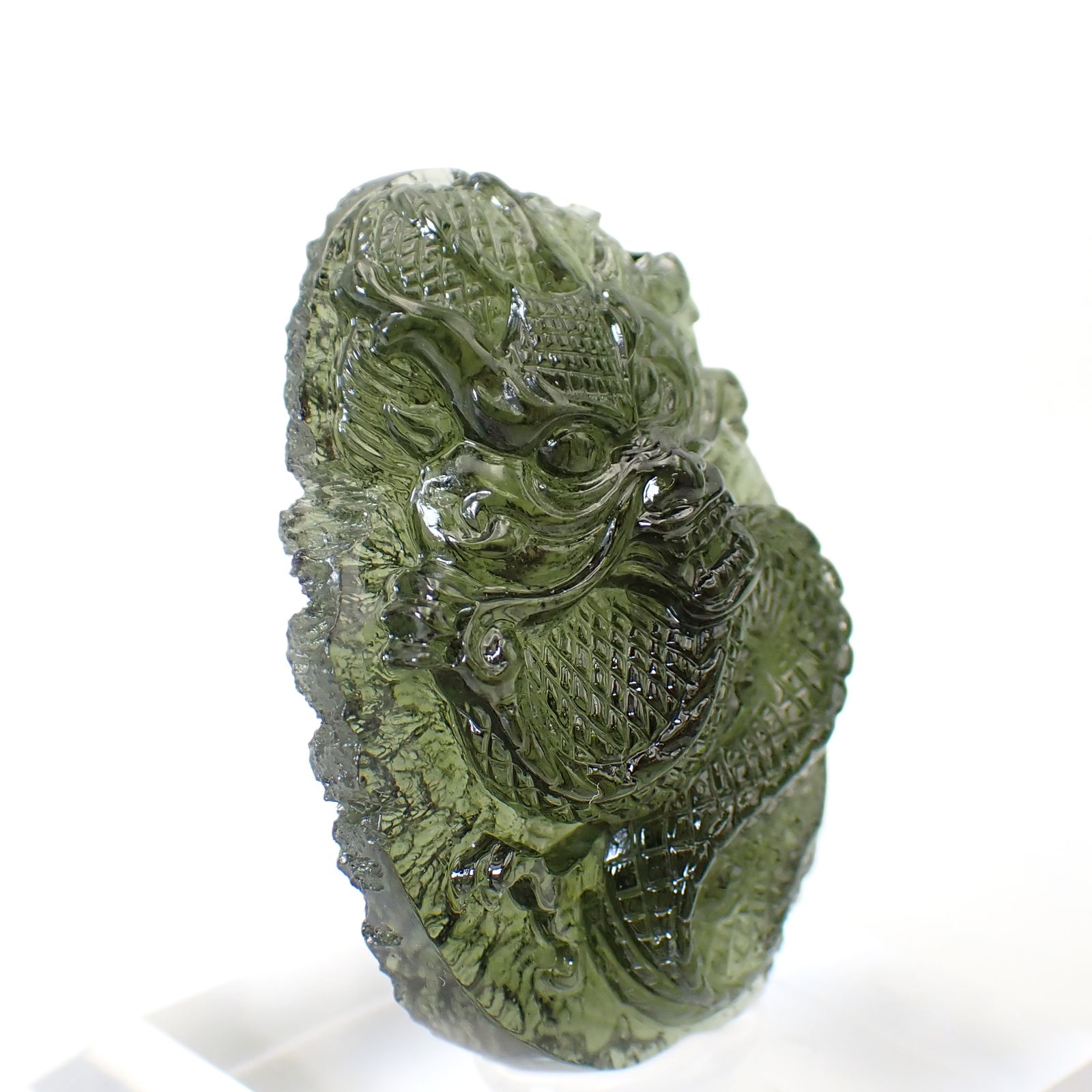 ◇龍彫刻◇モルダバイト 発見地:旧チェコスロバキア アクリル台座付き 77.90ct(15.58g) / 13.9x29.7x41.7mm前後 [260632497]