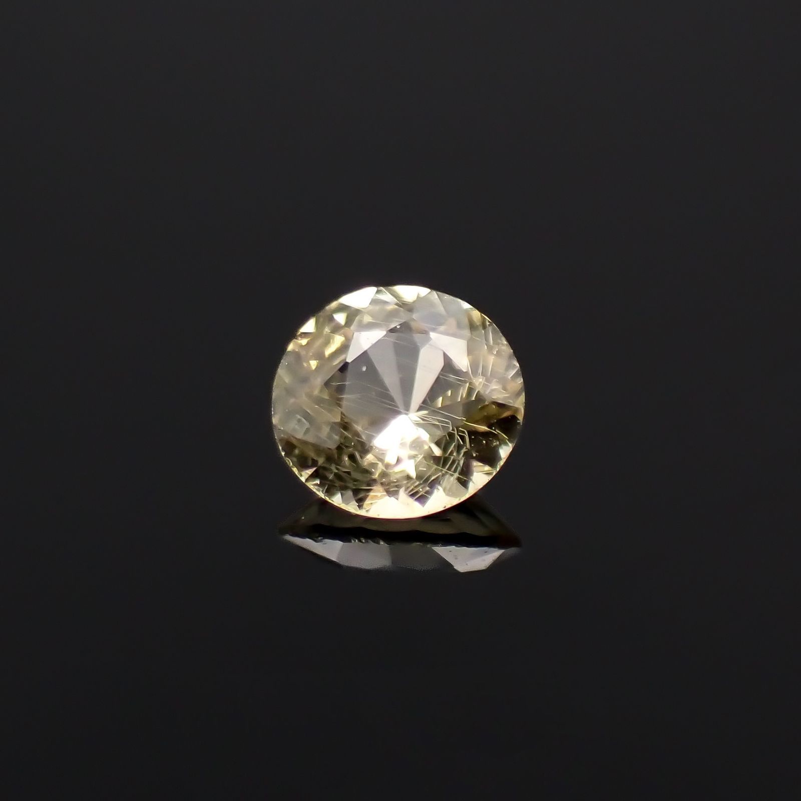 イエローダンビュライト(宝石名イエロー・ダンブライト)タンザニア産 識別済 0.084ct / 2.9x2.9mm前後 [260319631]