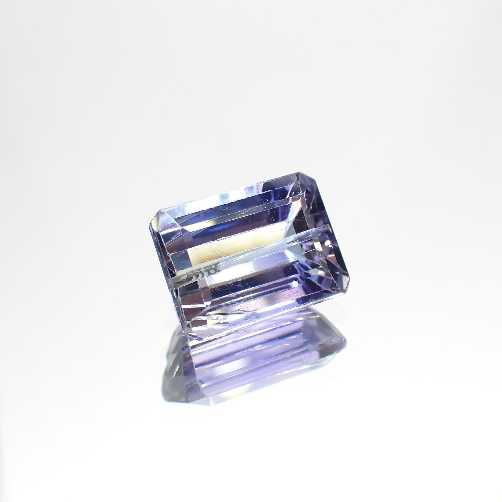 バイカラータンザナイト(宝石名タンザナイト) タンザニア産 2.447ct ソ付(彩珠)[210410778]8.5×6.3mm前後