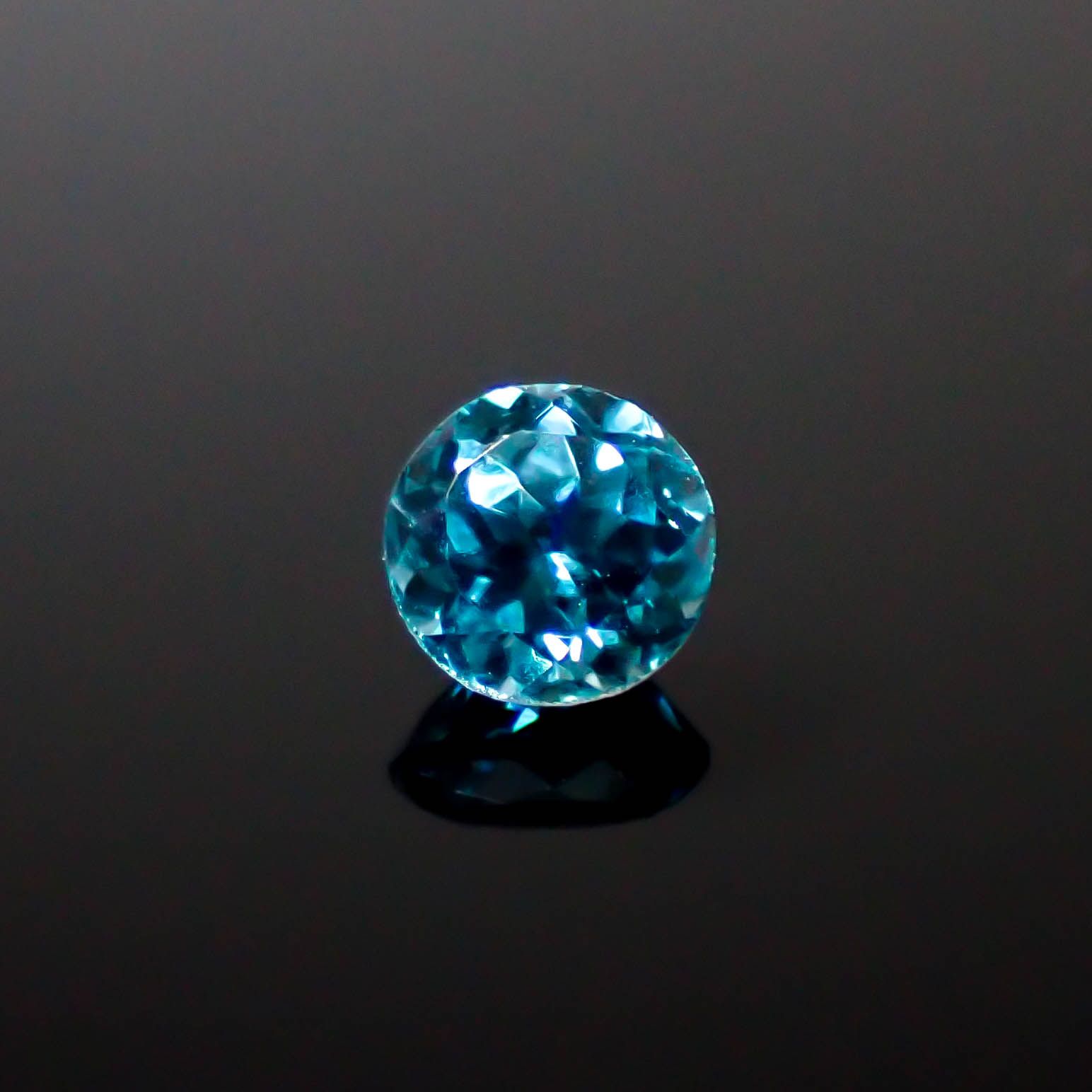 ブルージルコン カンボジア産 0.63ct [241229629]4.6x4.6mm前後