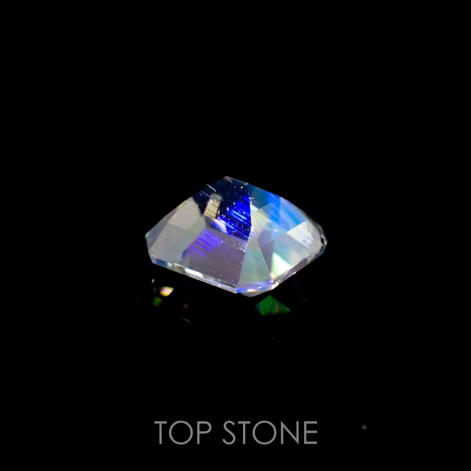 レインボームーンストーン(宝石名ラブラドライト) マダガスカル産 1.209ct ソ付(彩珠)[210410401]6.9×6.2mm前後