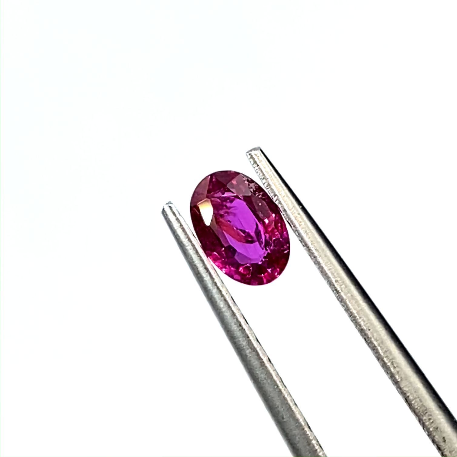 ルビー(宝石名ルビー)モザンビーク産 識別済 0.39ct / 5.5x3.8mm前後