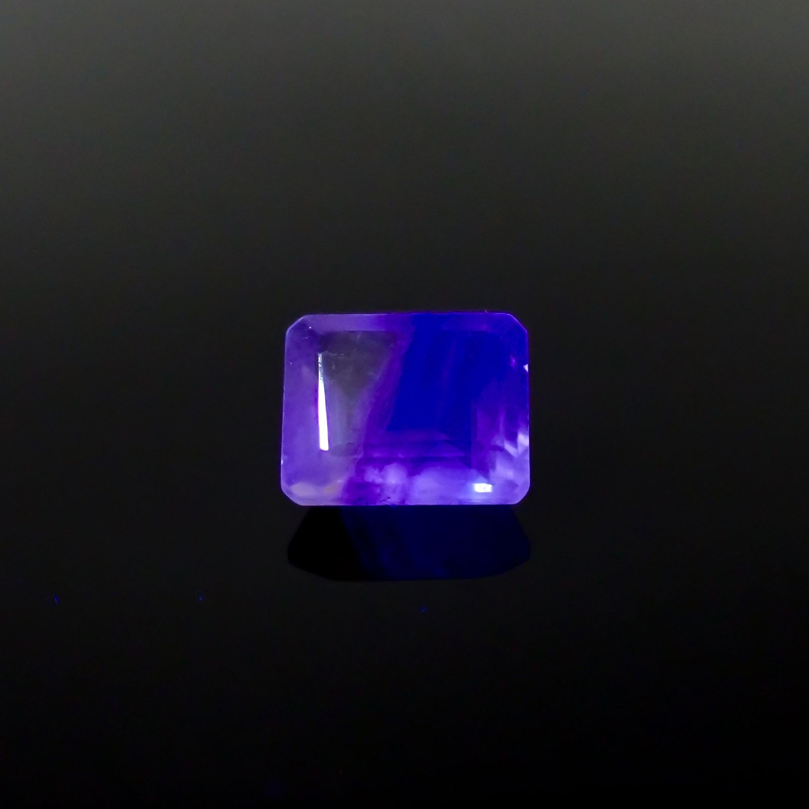 バイカラーフローライト フルオレッセンス ブラジル産 5.51ct[240928911]11x8.9mm前後