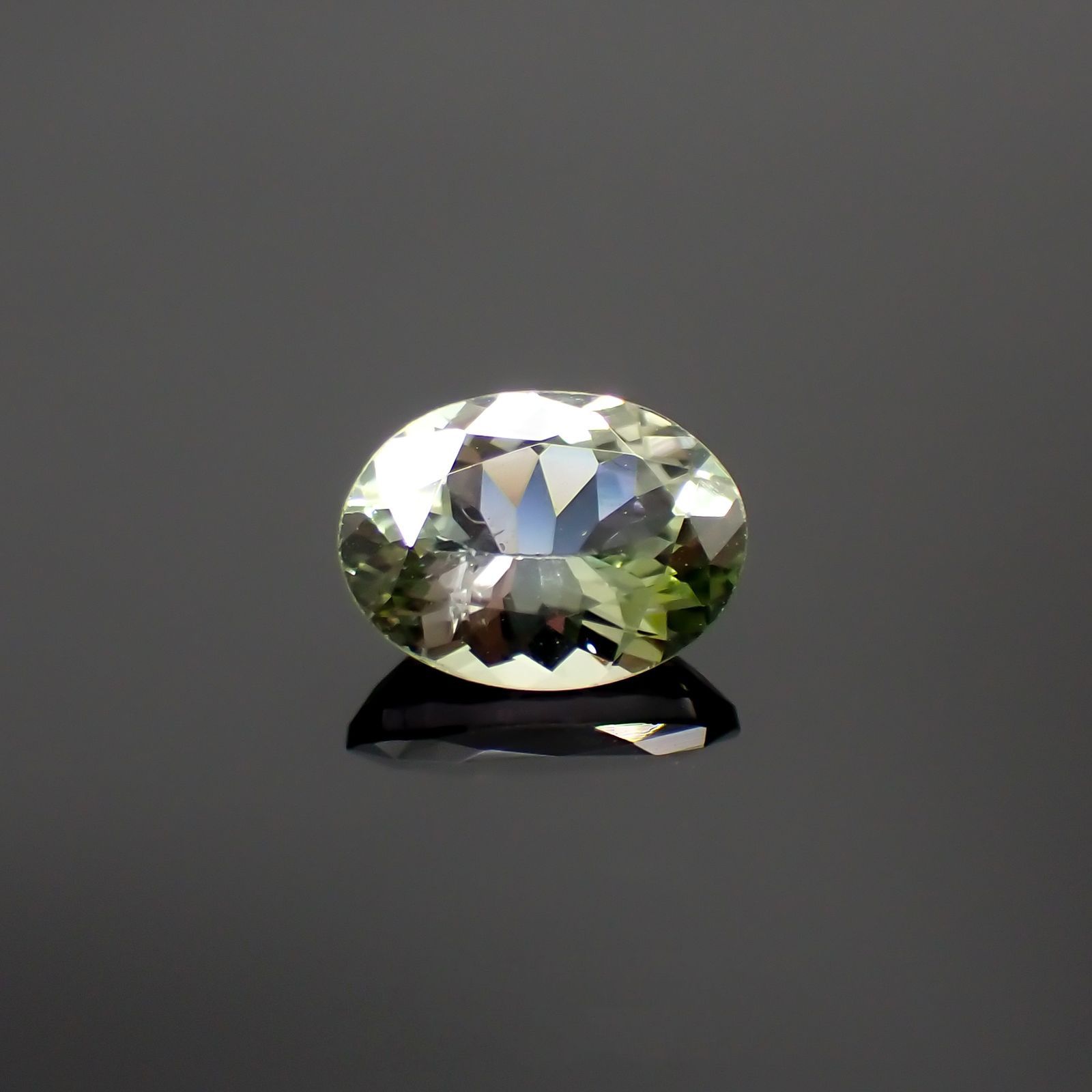 バイカラータンザナイト(宝石名バイカラー・ゾイサイト) タンザニア産 1.56ct 識別済[210812651]8.6×6.5mm前後