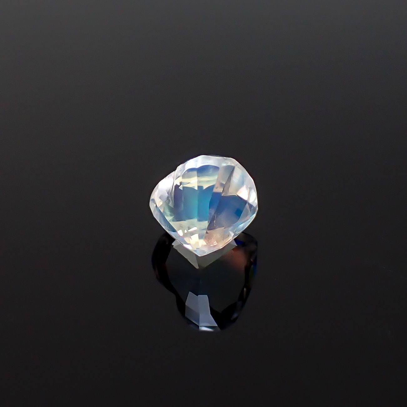 レインボームーンストーン マダガスカル産 1.20ct / 6.4x6.9mm前後 [260632373]