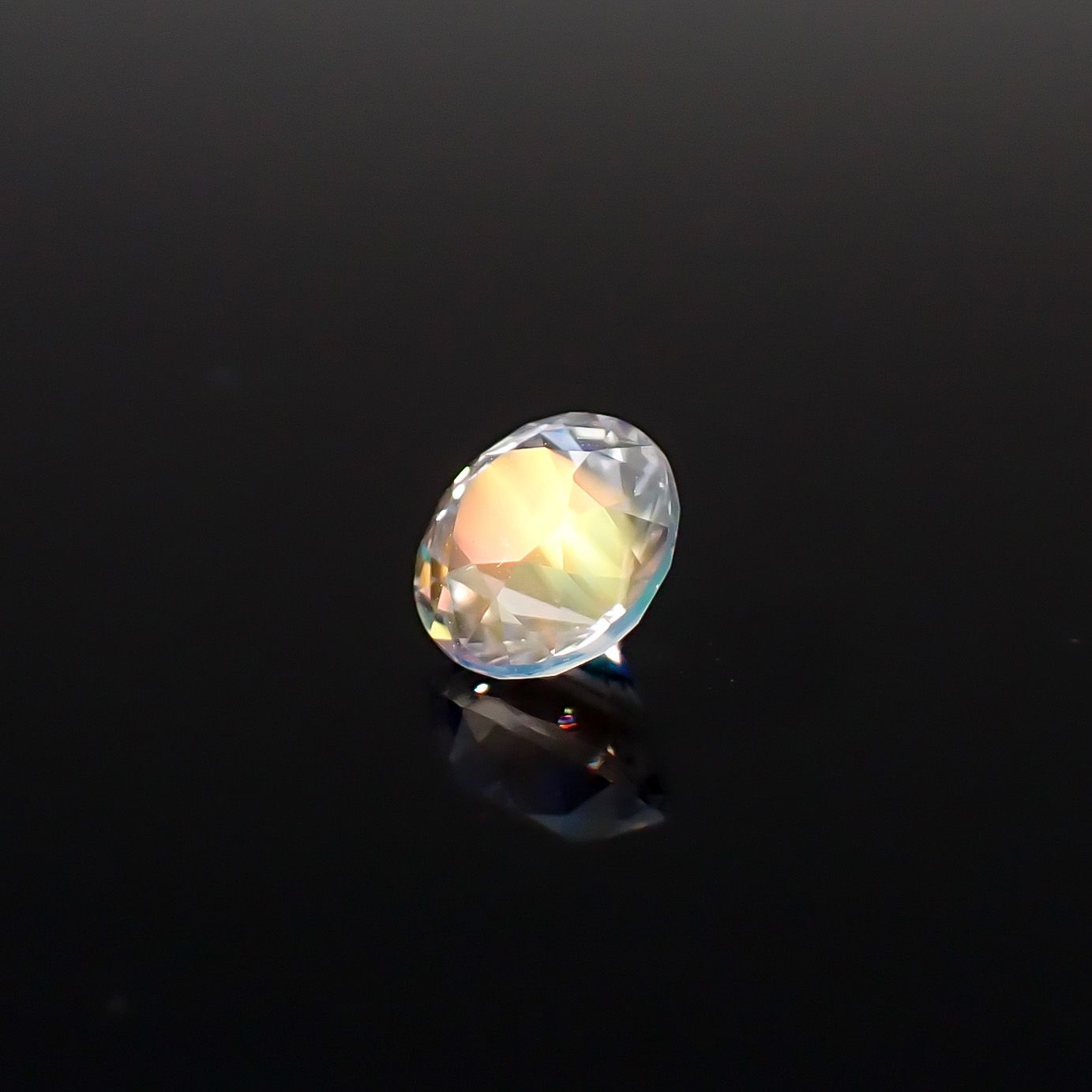 レインボームーンストーン マダガスカル産 0.85ct / 6.1x6.1mm前後 [260632388]