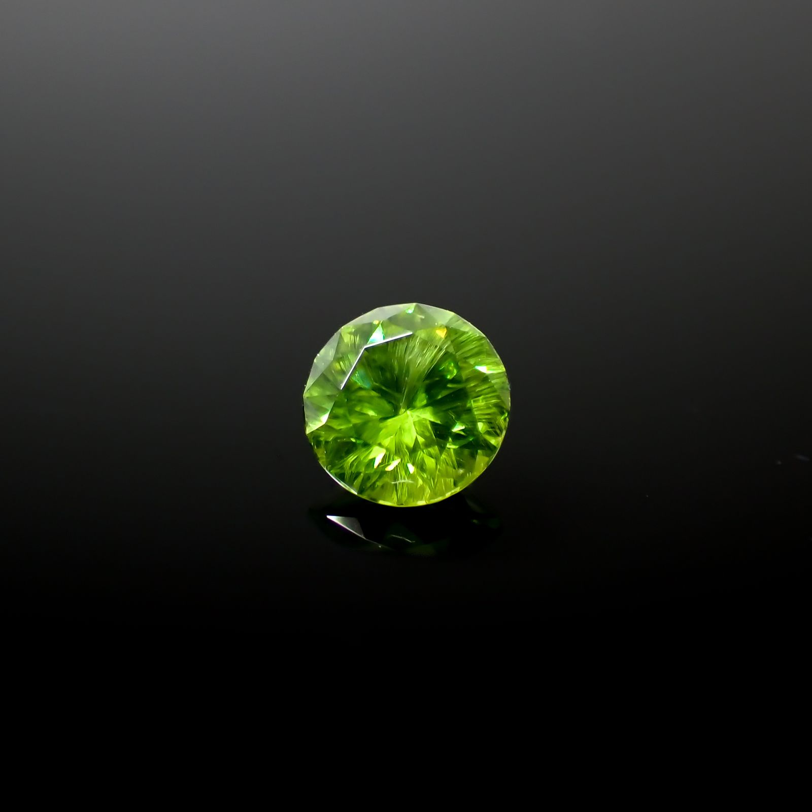 デマントイドガーネット ロシア産 0.64ct[240427196]5.1x5.1mm前後