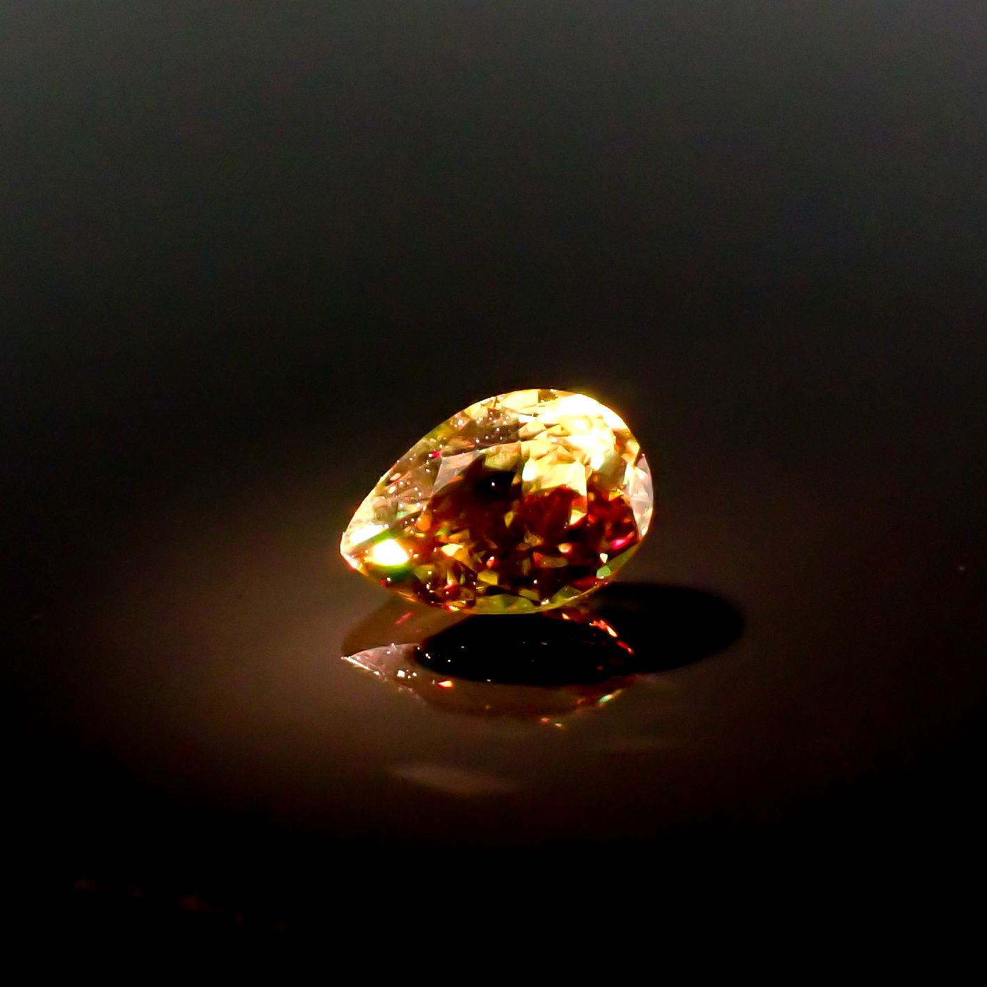 カラーチェンジスフェーン パキスタン産 0.55ct / 6.1x4.2mm前後 [260632442]