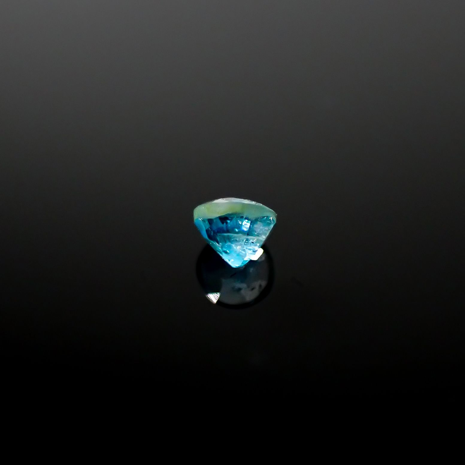 ユークレース(宝石名ユークレース)ジンバブエ産 0.053ct 識別済[241029228]2.2x2.2mm前後