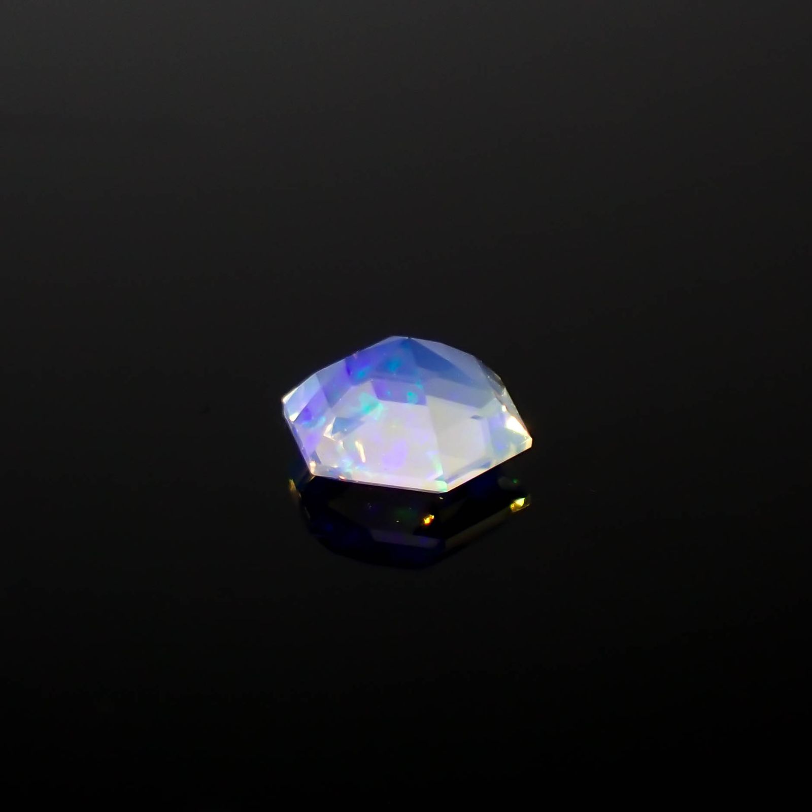 ◇ヘキサゴンカット◇エチオピアオパール エチオピア産 0.32ct[240226218]5.1x5mm前後