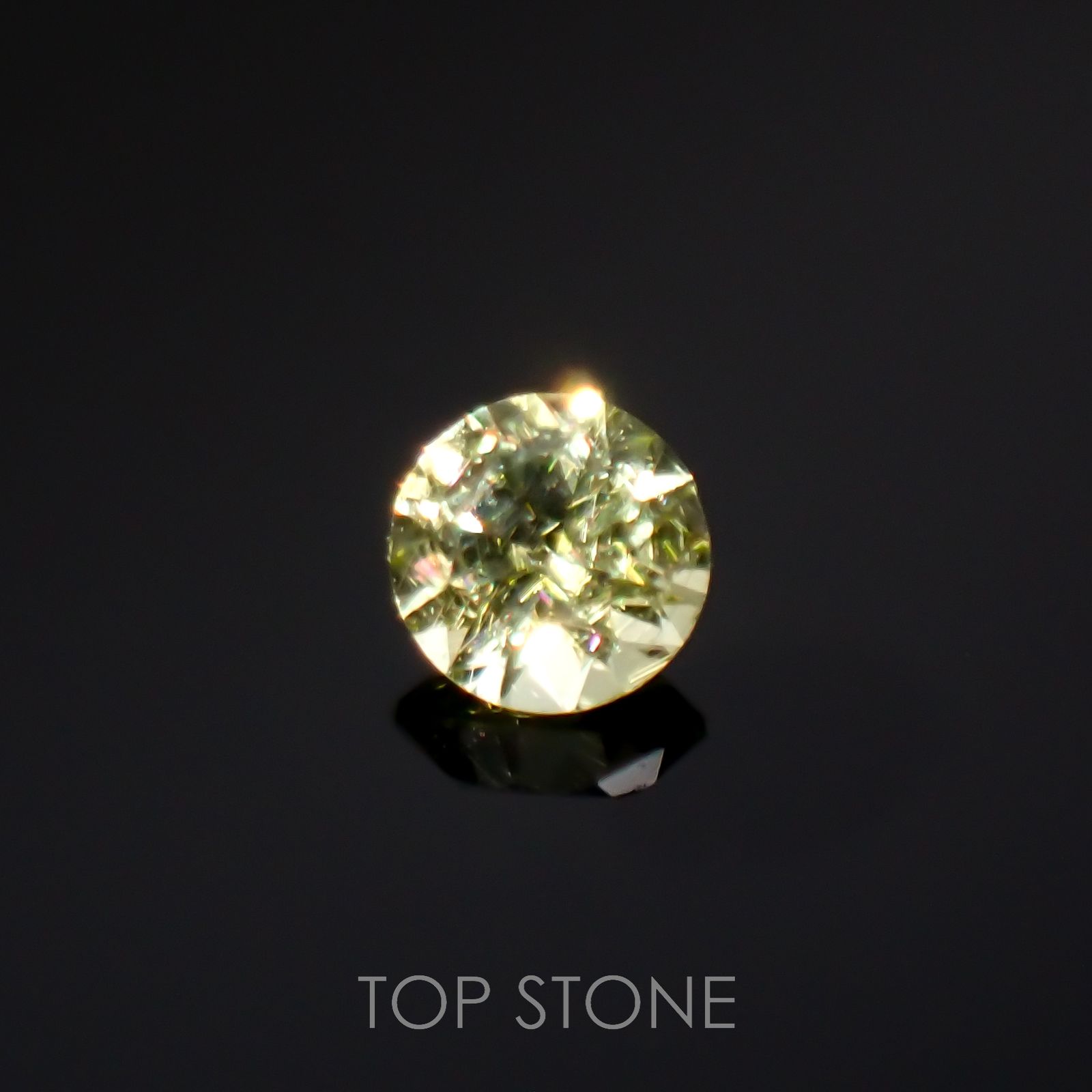 パラサイティックペリドット(宝石名ペリドット)採取地：ロシア 0.032ct 識別済[220616232]1.9x1.9mm前後