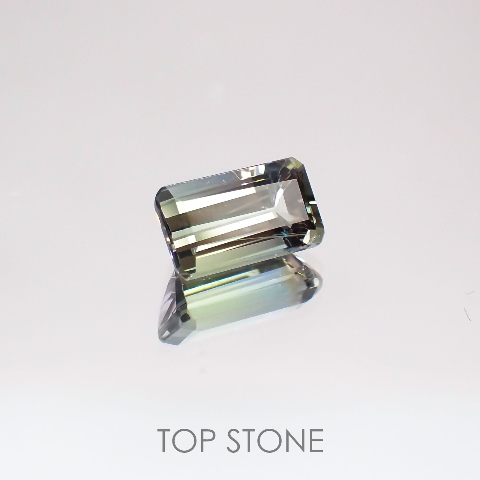 パーティーカラータンザナイト(ゾイサイト)非加熱 タンザニア産 ルース 0.8ct[210610947]6.6×3.7mm前後