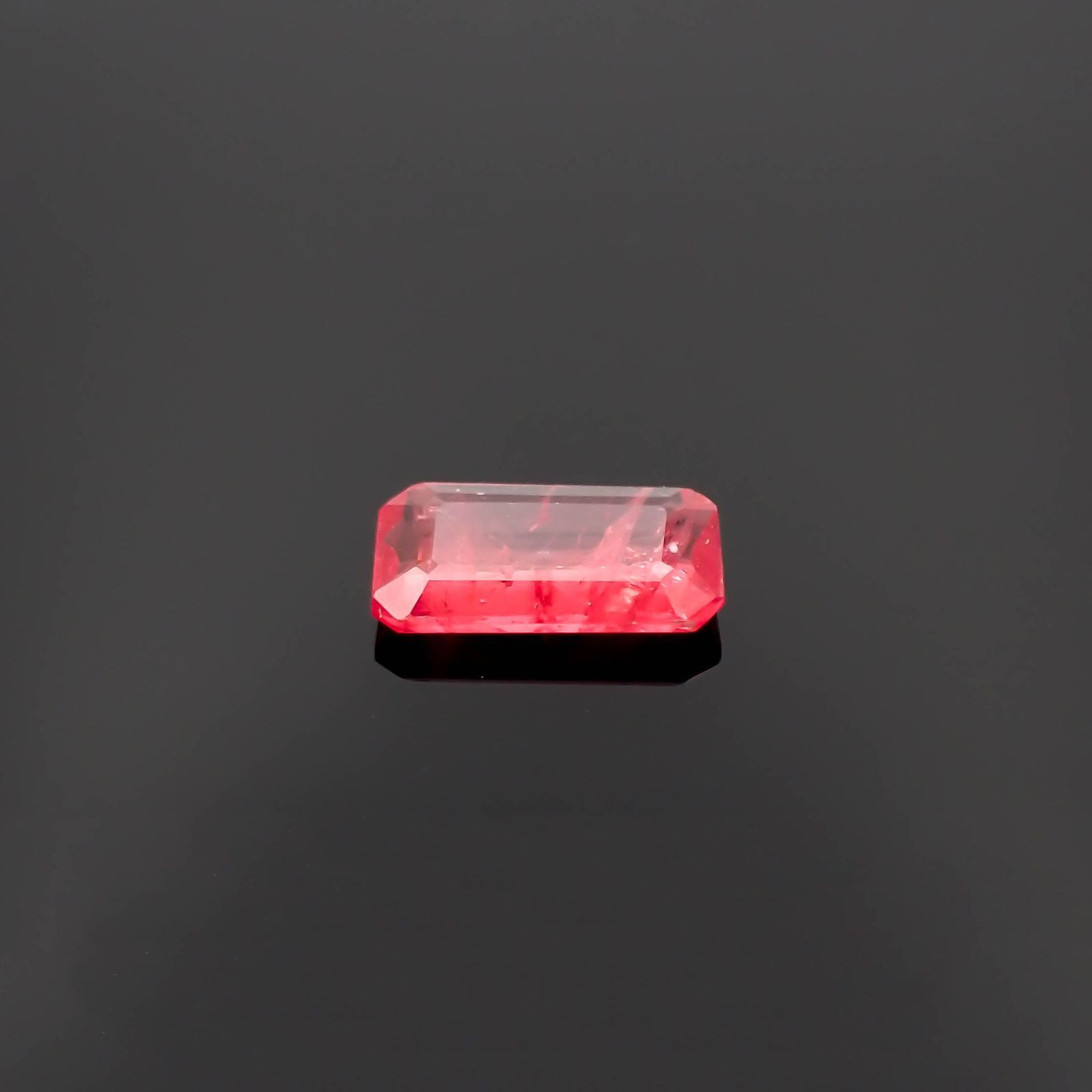 ロードナイト(宝石名ロードナイト)ブラジル産 識別済 1.75ct / 10.3x5.2mm前後 [230120068]