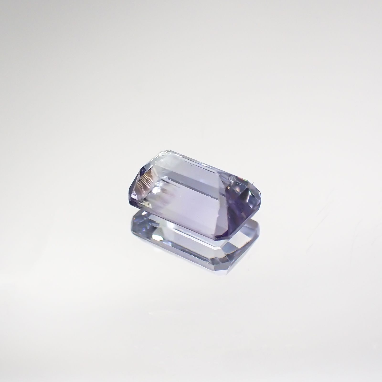 パーティカラータンザナイト(宝石名パーティカラード・ゾイサイト) タンザニア産 0.666ct ソ付(彩珠)[210711845]5.9×3.9mm前後
