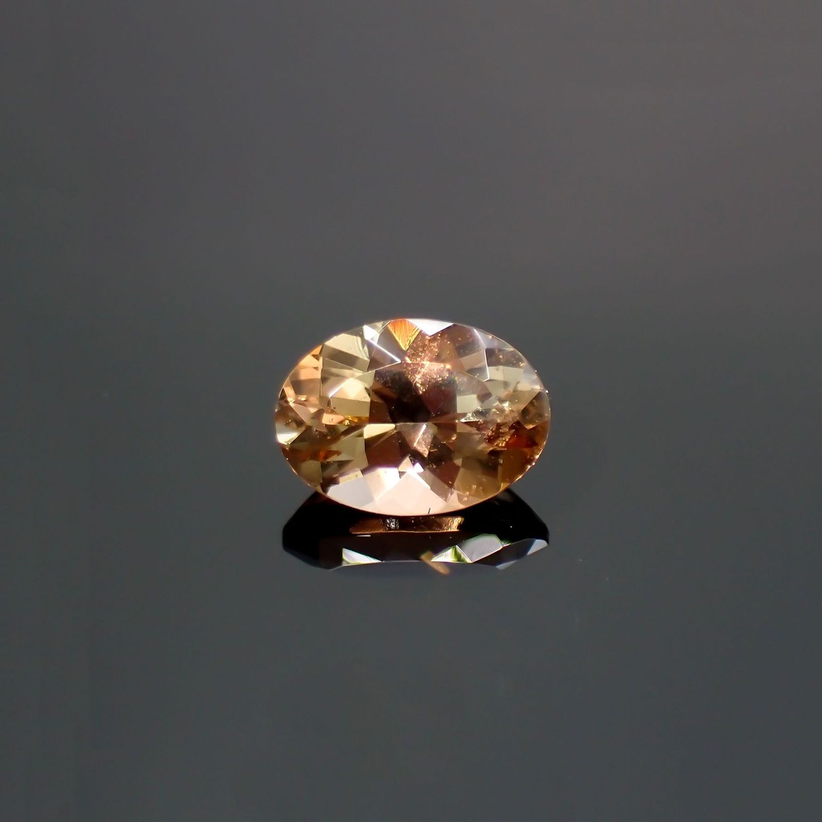 アンダリュサイト(宝石名アンダリュサイト)スリランカ/モザンビーク産 識別済 0.79ct / 6.9x4.9mm前後 [251014434]