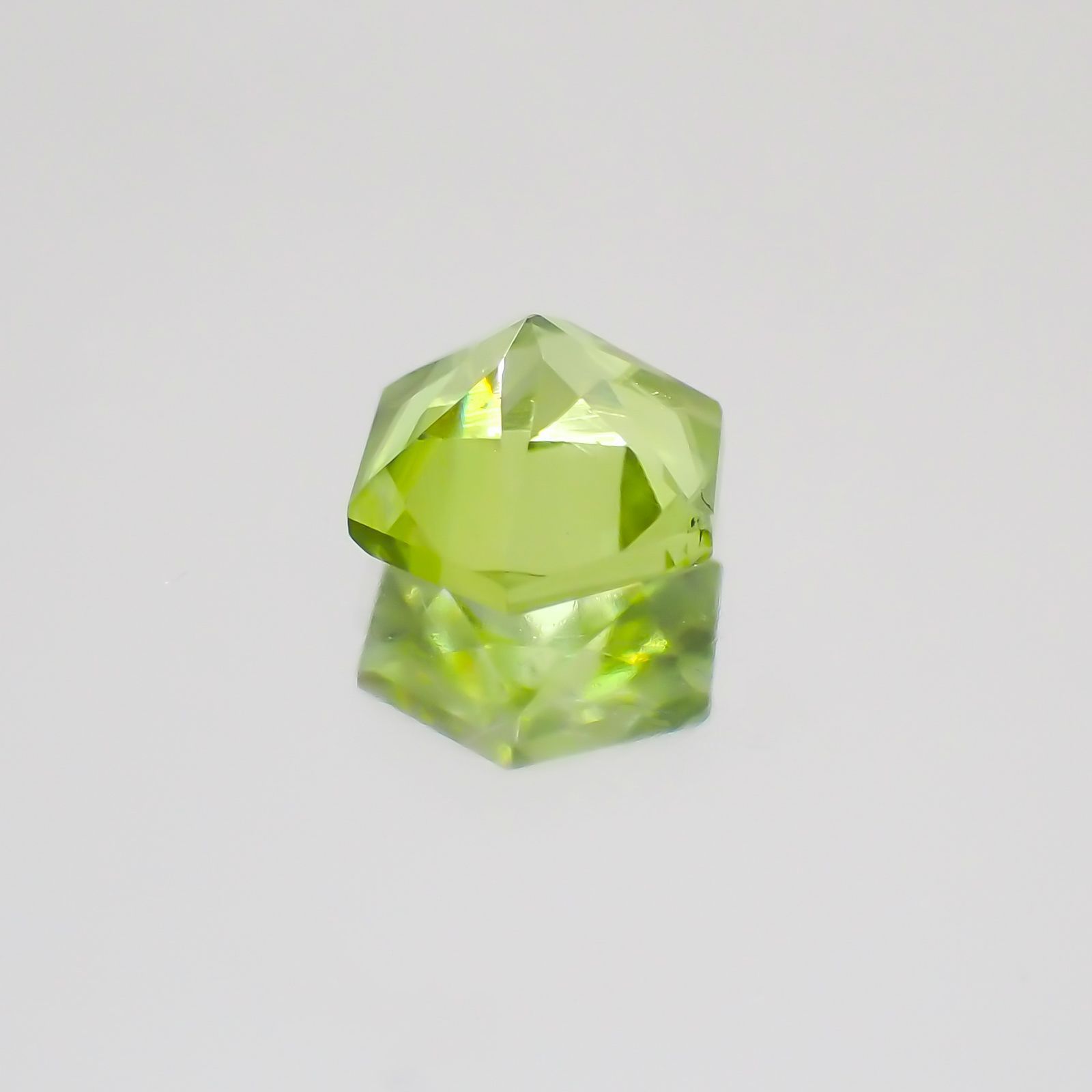 ◇ヘキサゴンカット◇スフェーン(宝石名スフェーン)マダガスカル産 0.61ct 識別済[231224437]4.9x5mm前後