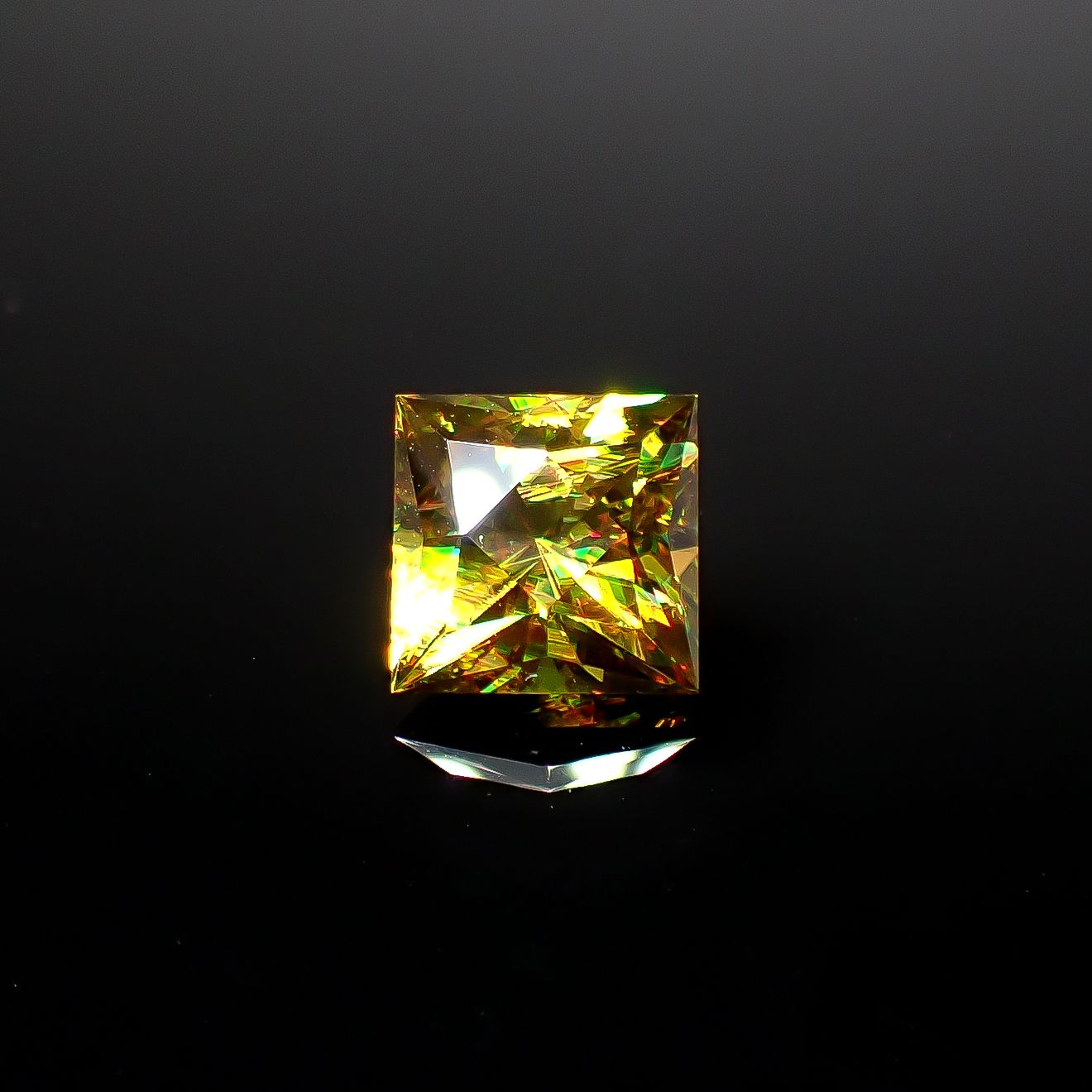 スフェーン マダガスカル産 4.37ct [250630570]8.9x8.8mm前後
