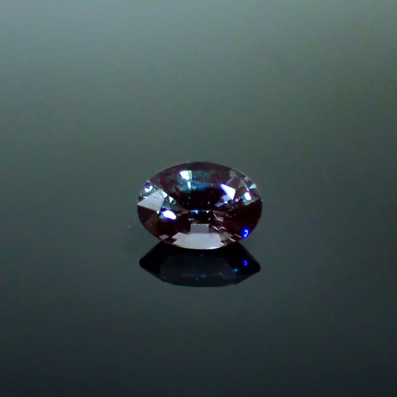 プラチナスピネル(宝石名スピネル)ビルマ産 0.834ct ソ付(彩珠)[250730759]6.9x4.9mm前後