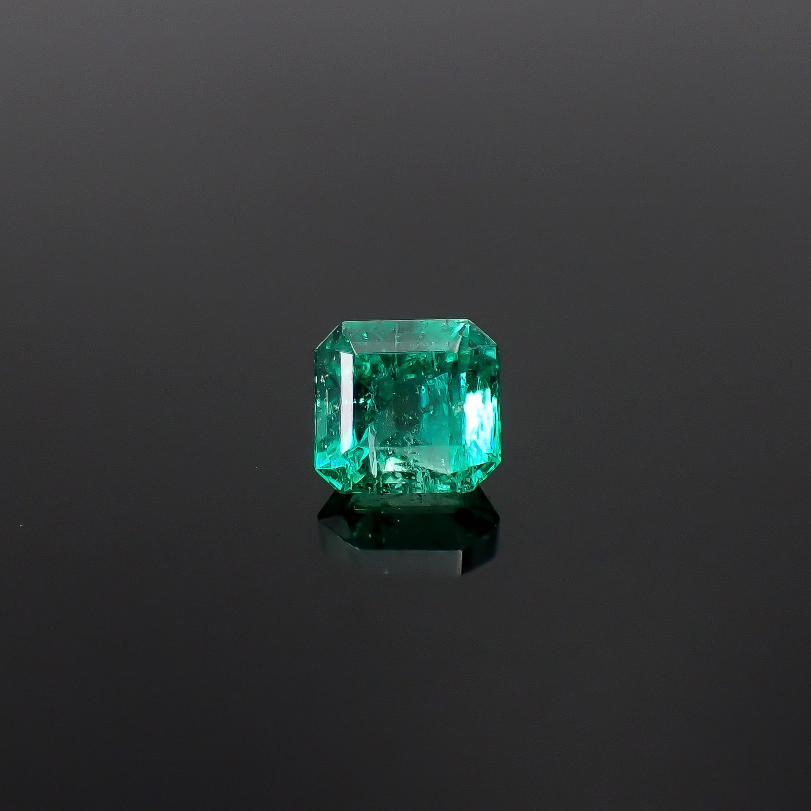 エメラルド コロンビア産 0.34ct / 4.2x4mm前後 [260131519]