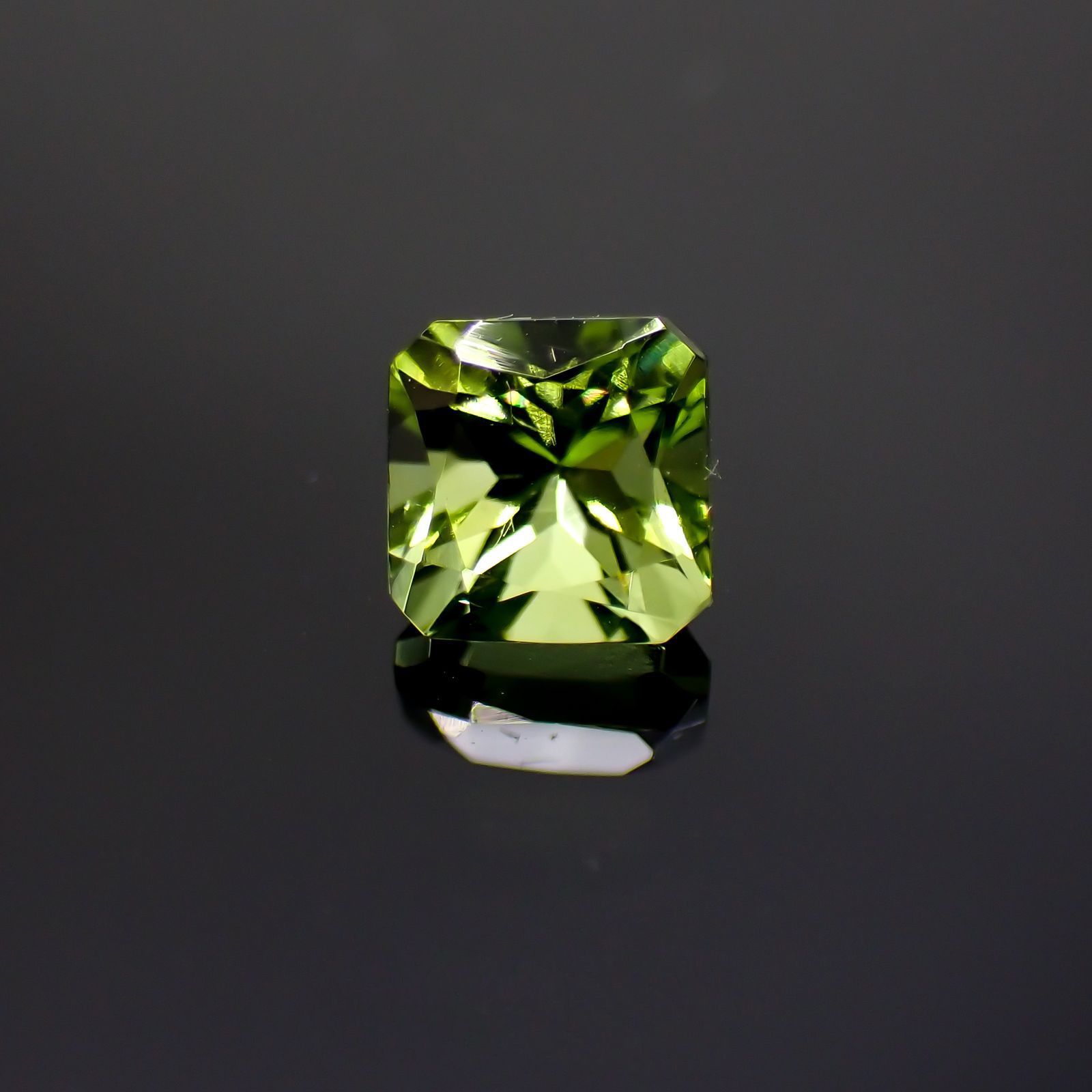 ◇アッシャーカット◇ペリドット(宝石名ペリドット) パキスタン産 0.96ct 識別済[211013491]5.1×5.1mm前後