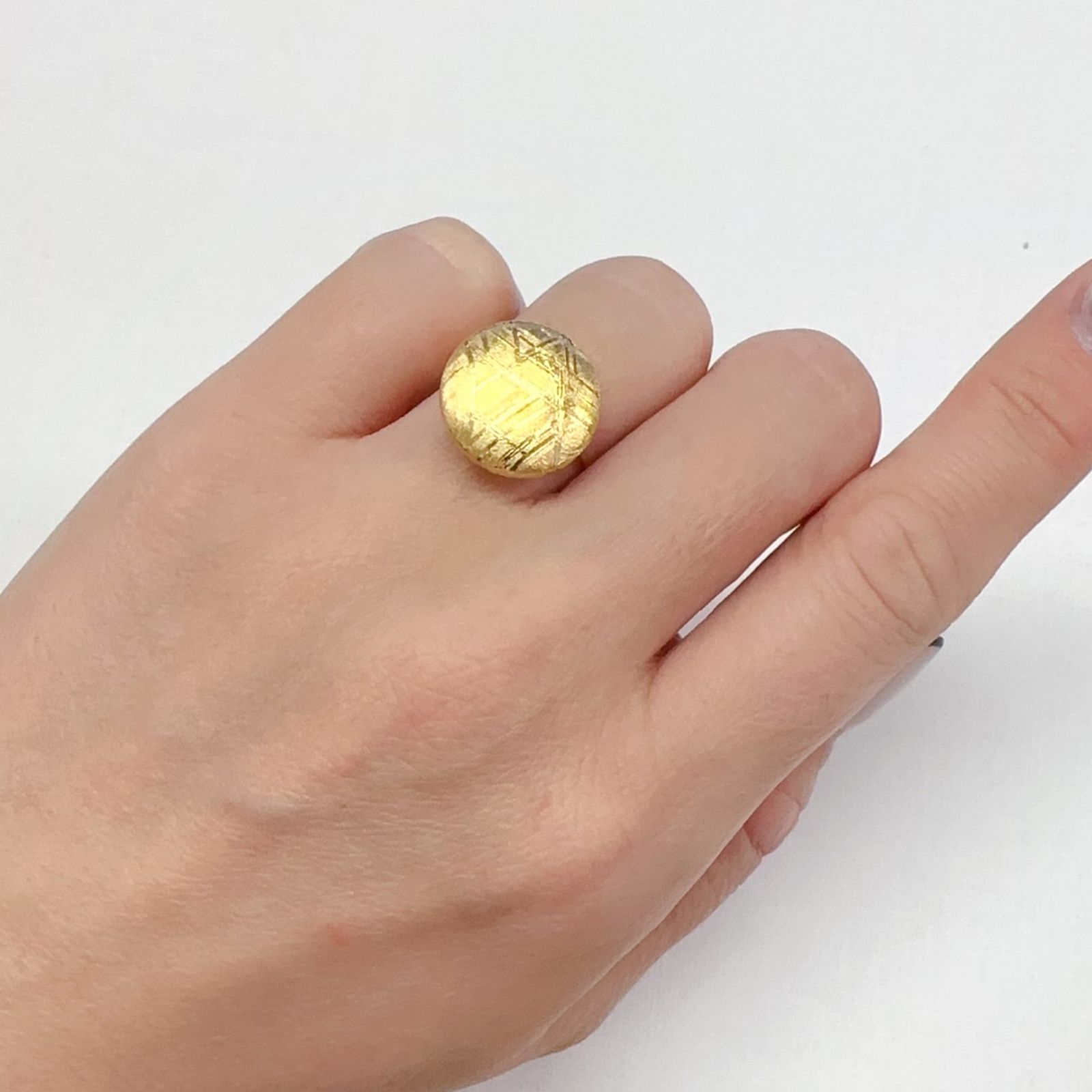 ムオニナルスタ隕石 発見地:スウェーデン 14.54ct[240125809]14.9x14.9mm前後