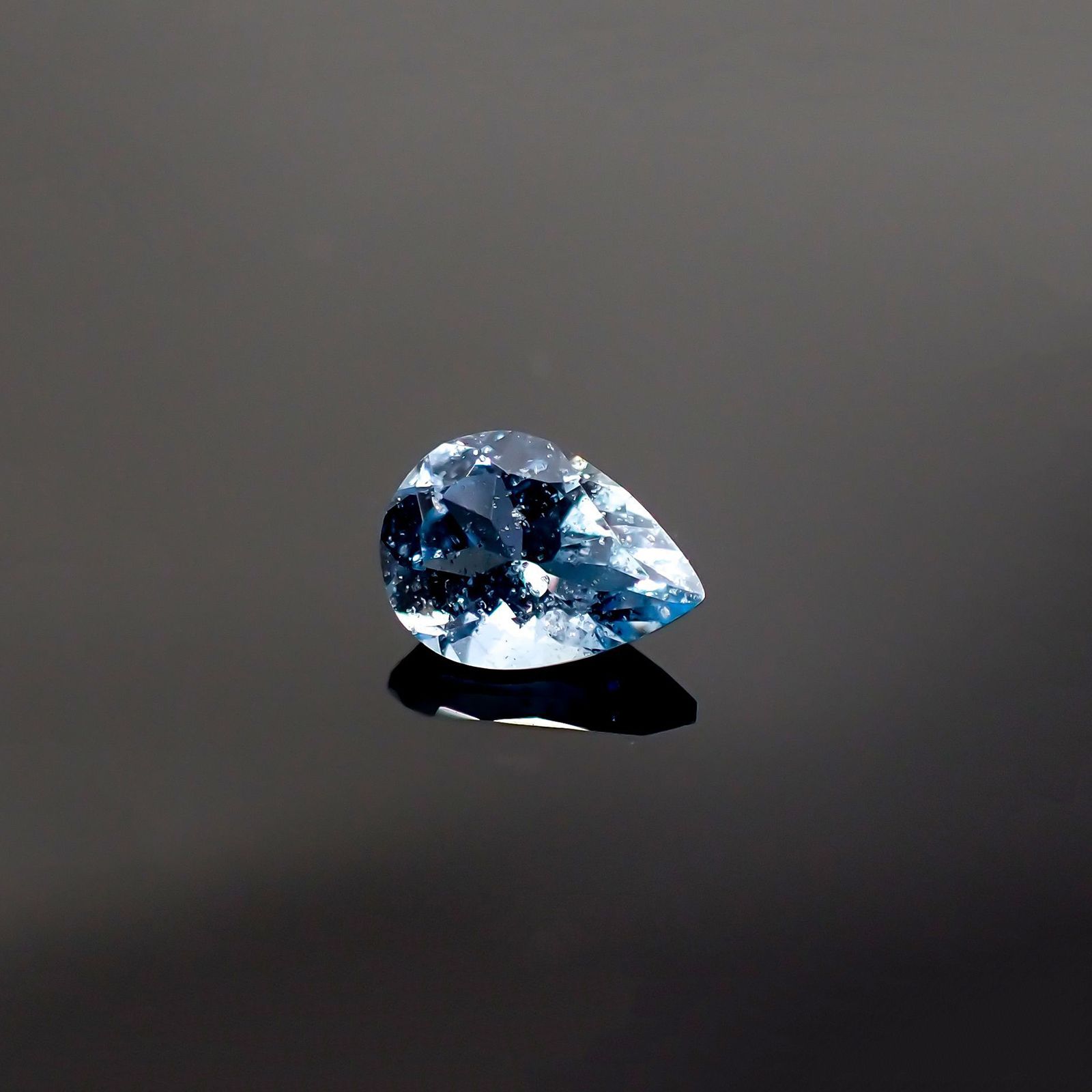 サンタマリアアクアマリン(宝石名アクアマリン) ブラジル産 0.610ct ソ付(彩珠)[210711896]7×5.1mm前後