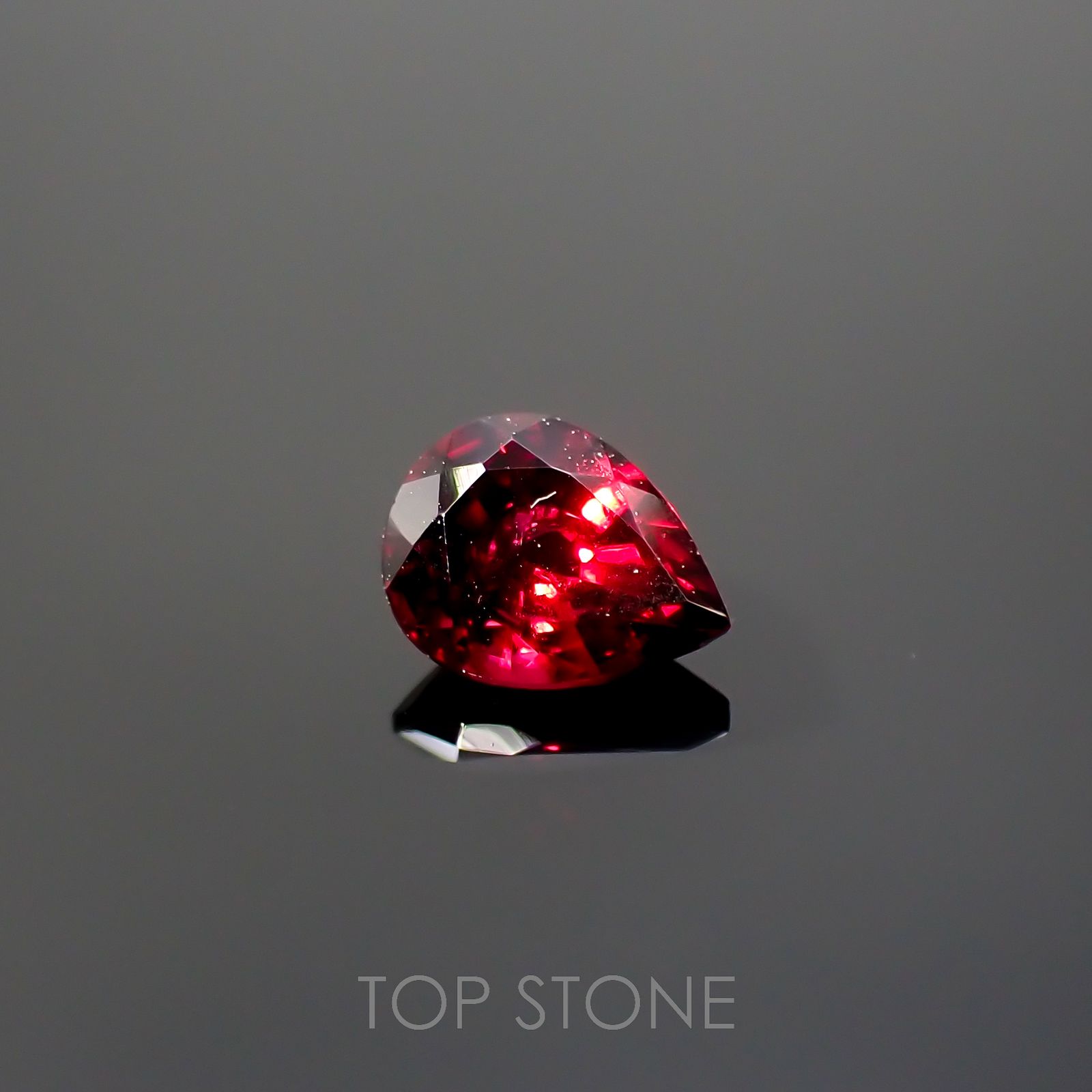 レッドスピネル(宝石名レッド・スピネル)タンザニア産 0.34ct 識別済[220716896]5.2x4mm前後